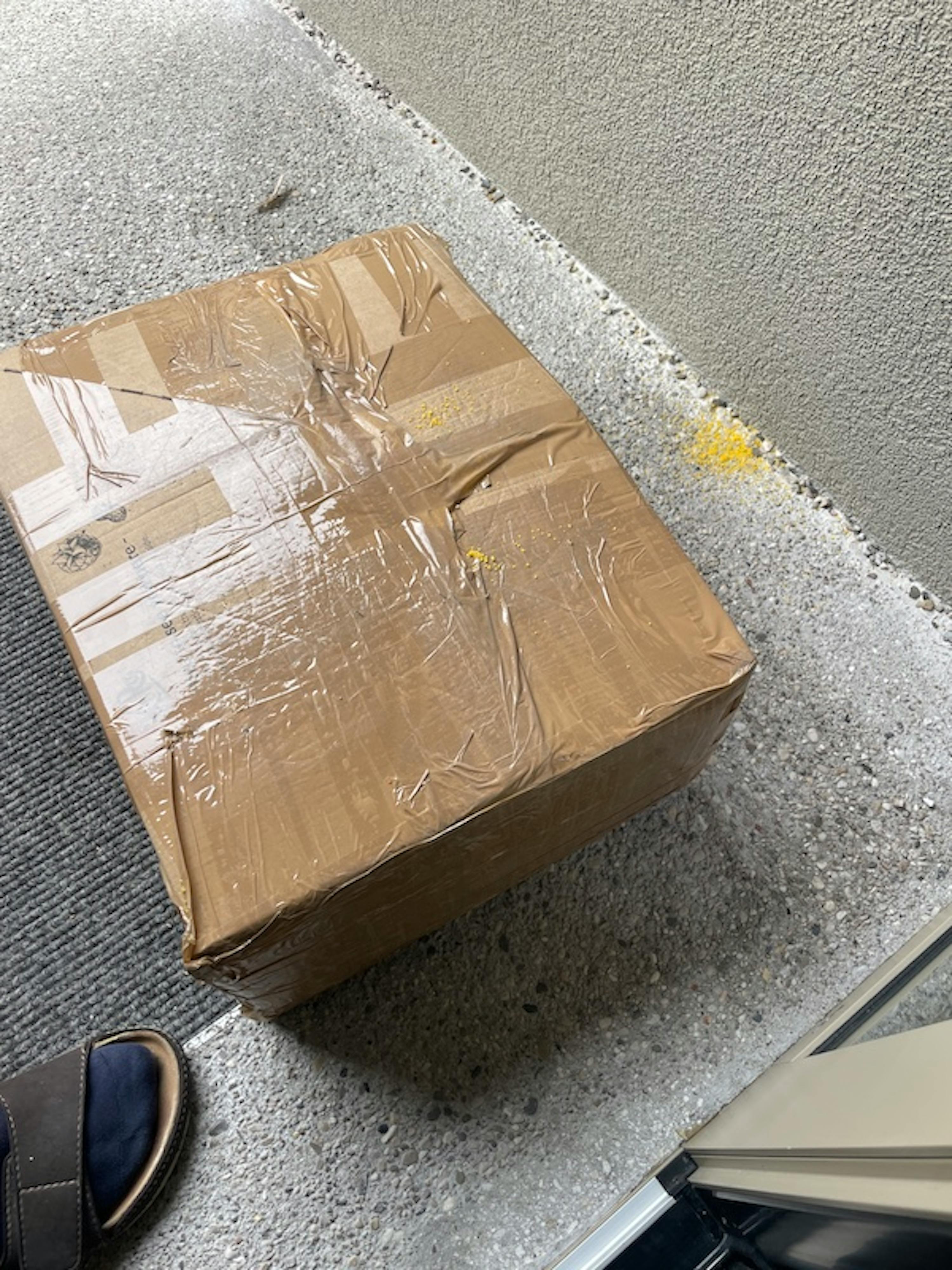 ein brauner karton mit klebeband auf der seite