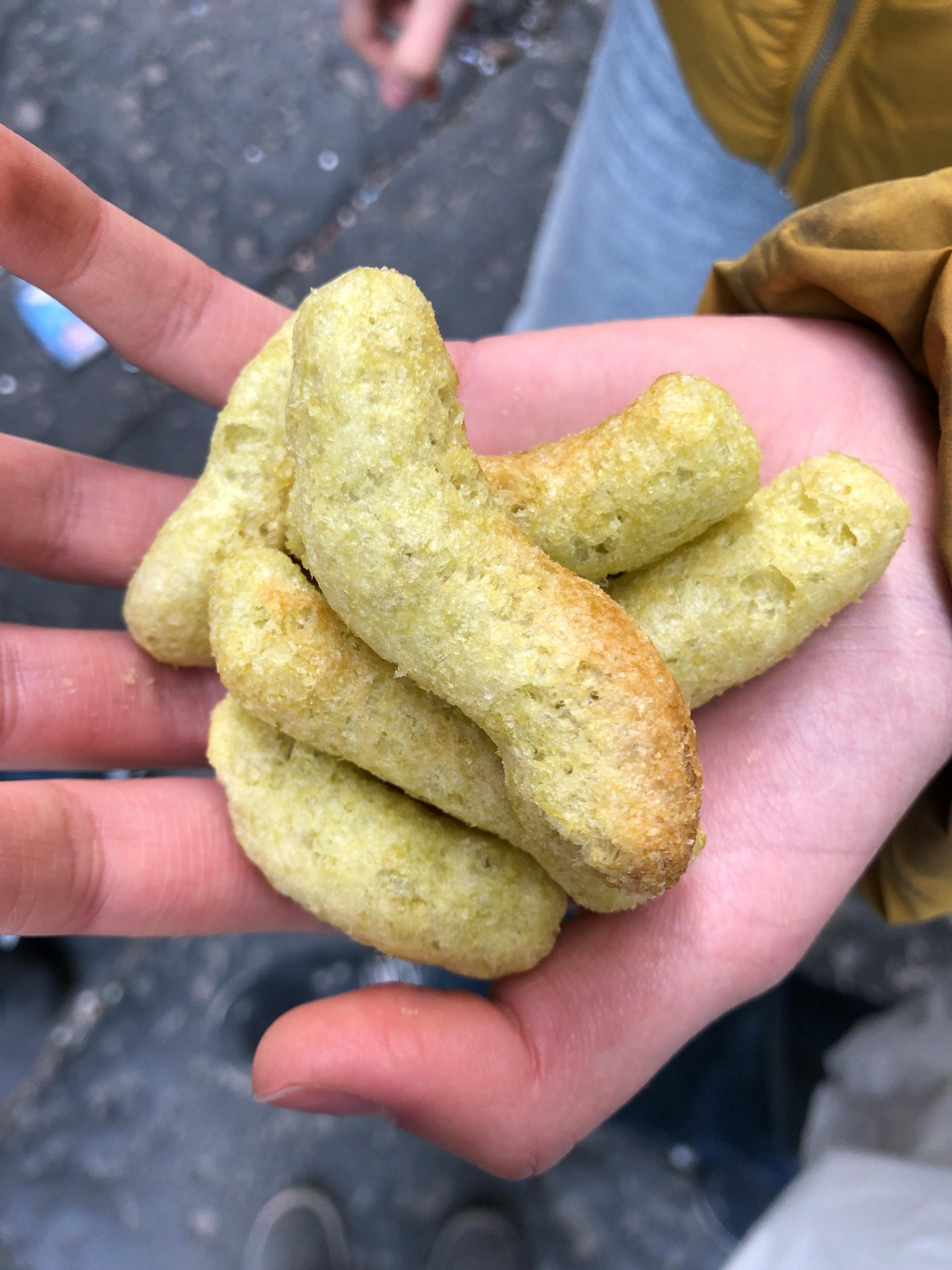 eine Person hält einen Haufen grüner Kekse in der Hand