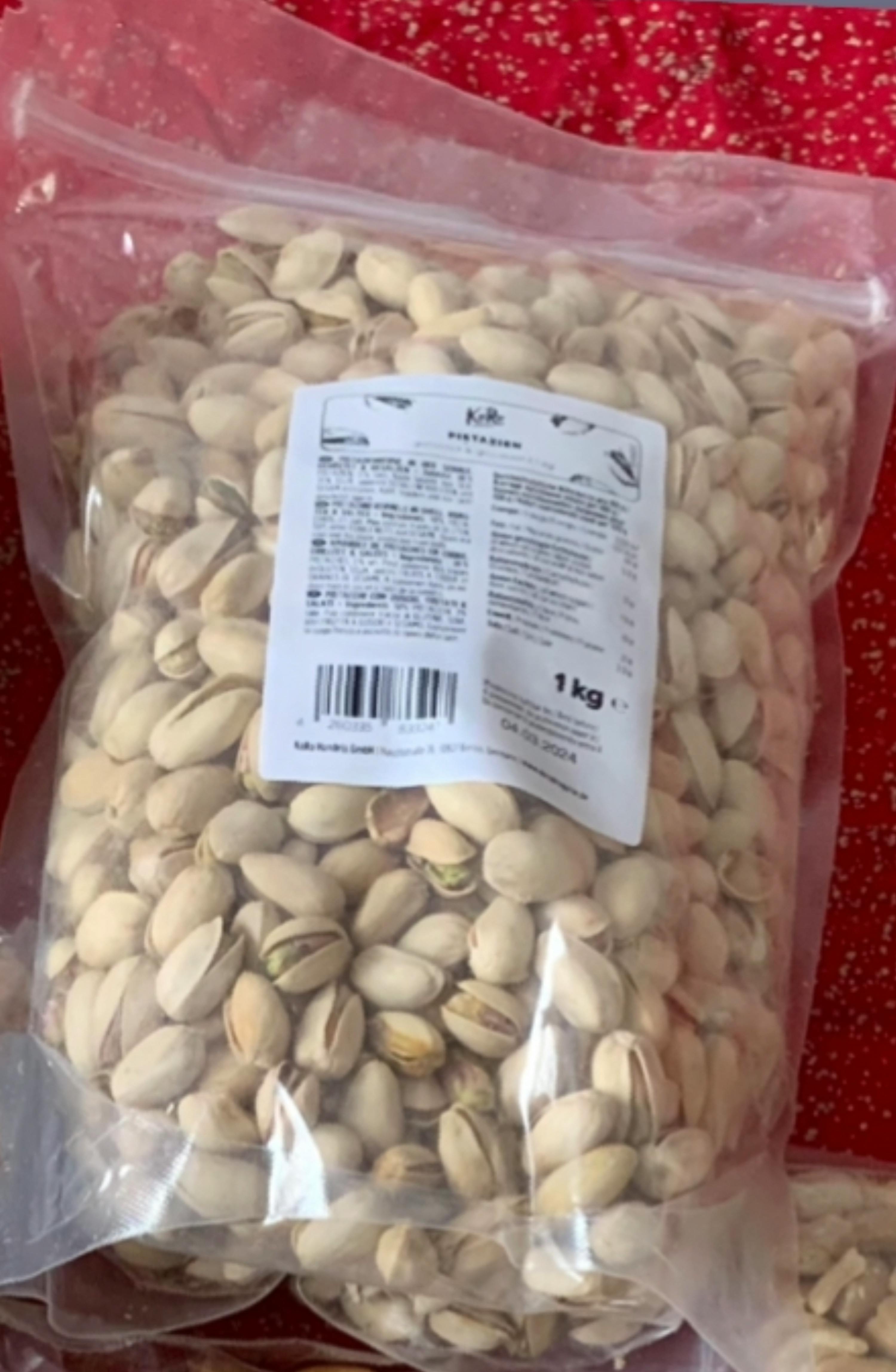 ein Plastikbeutel mit pistazien steht auf einem Tisch