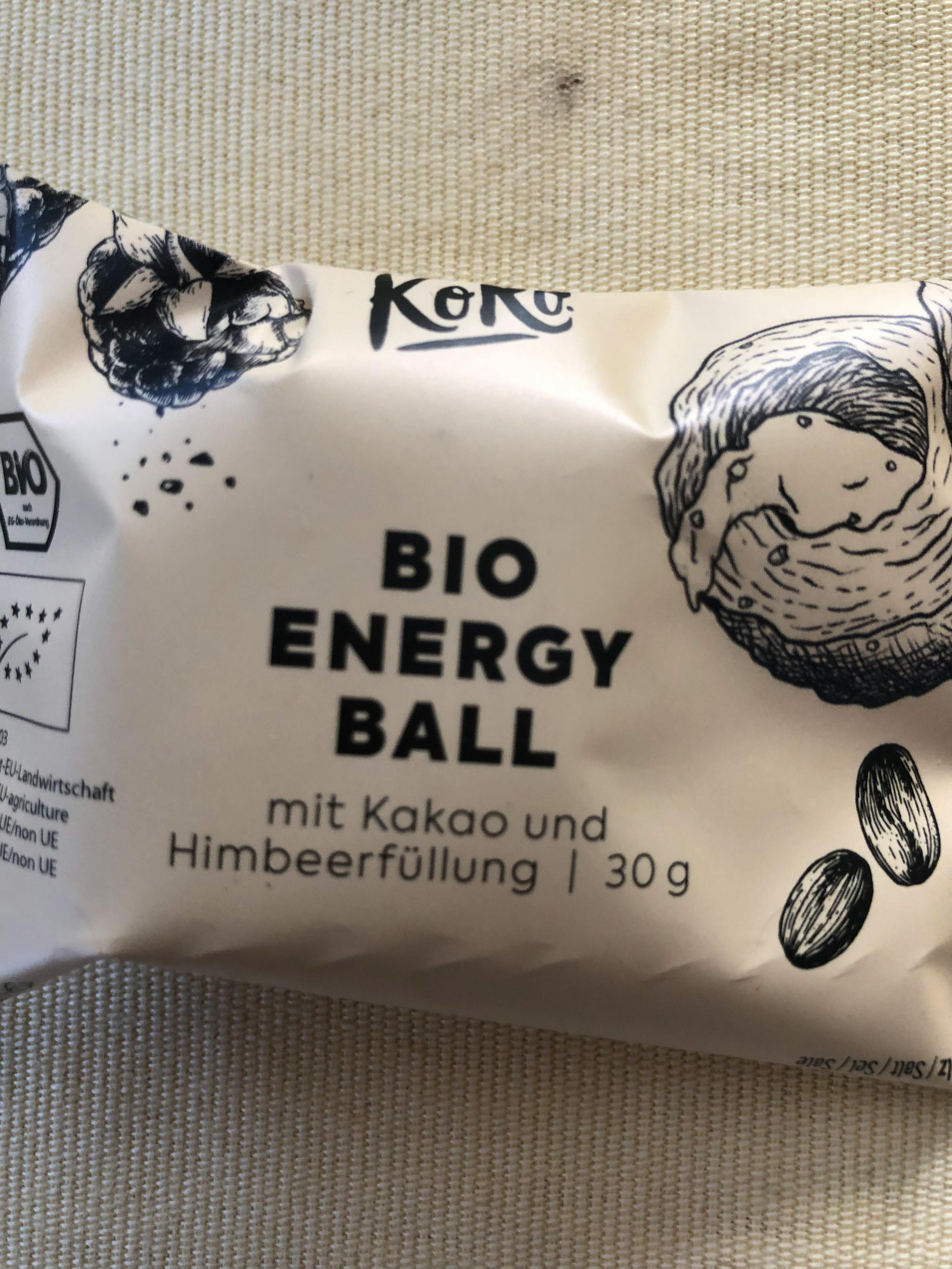 una palla di energia bio è seduta su un tavolo