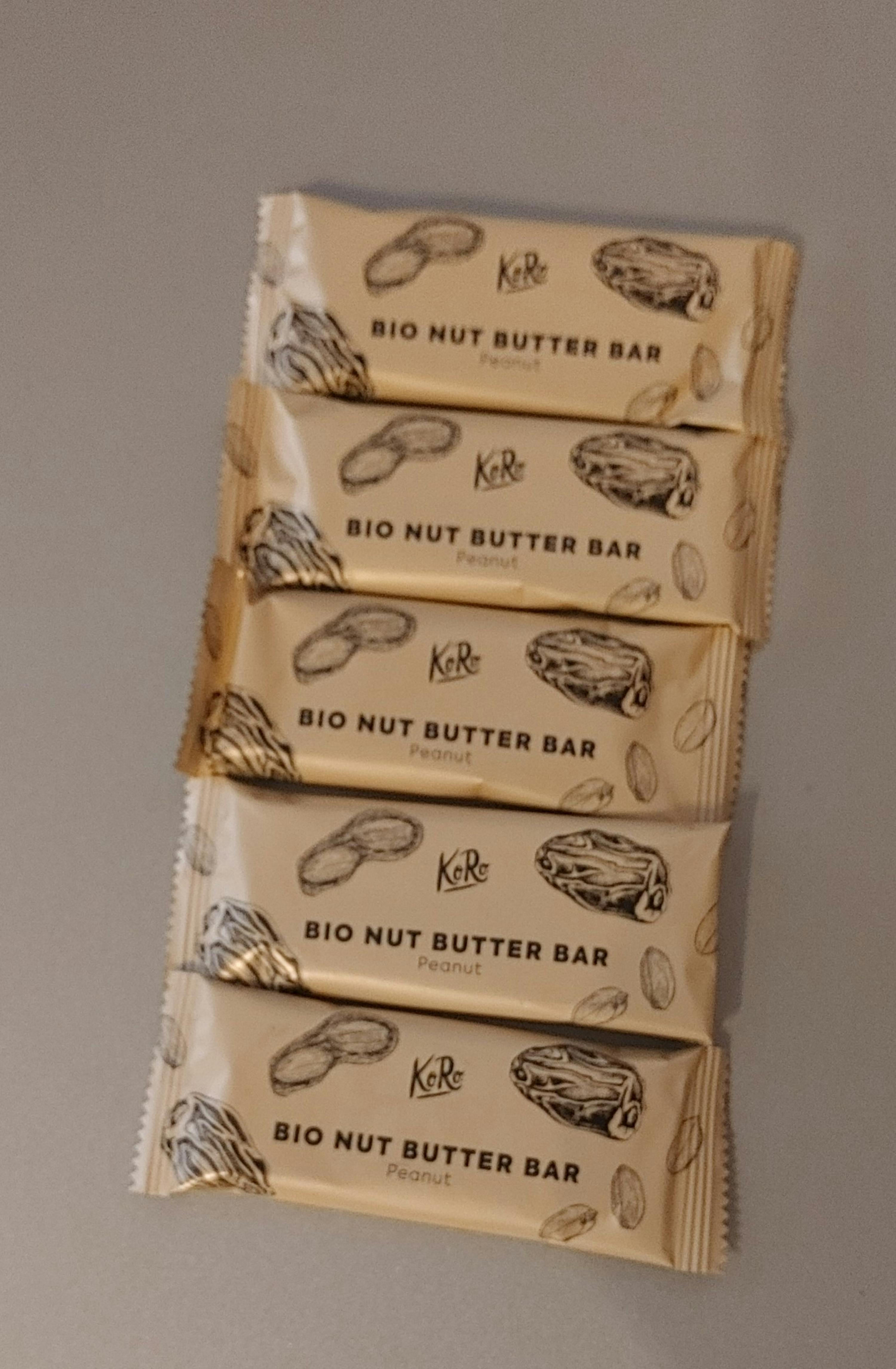 vier bio-nussbutter-bällchen liegen nebeneinander