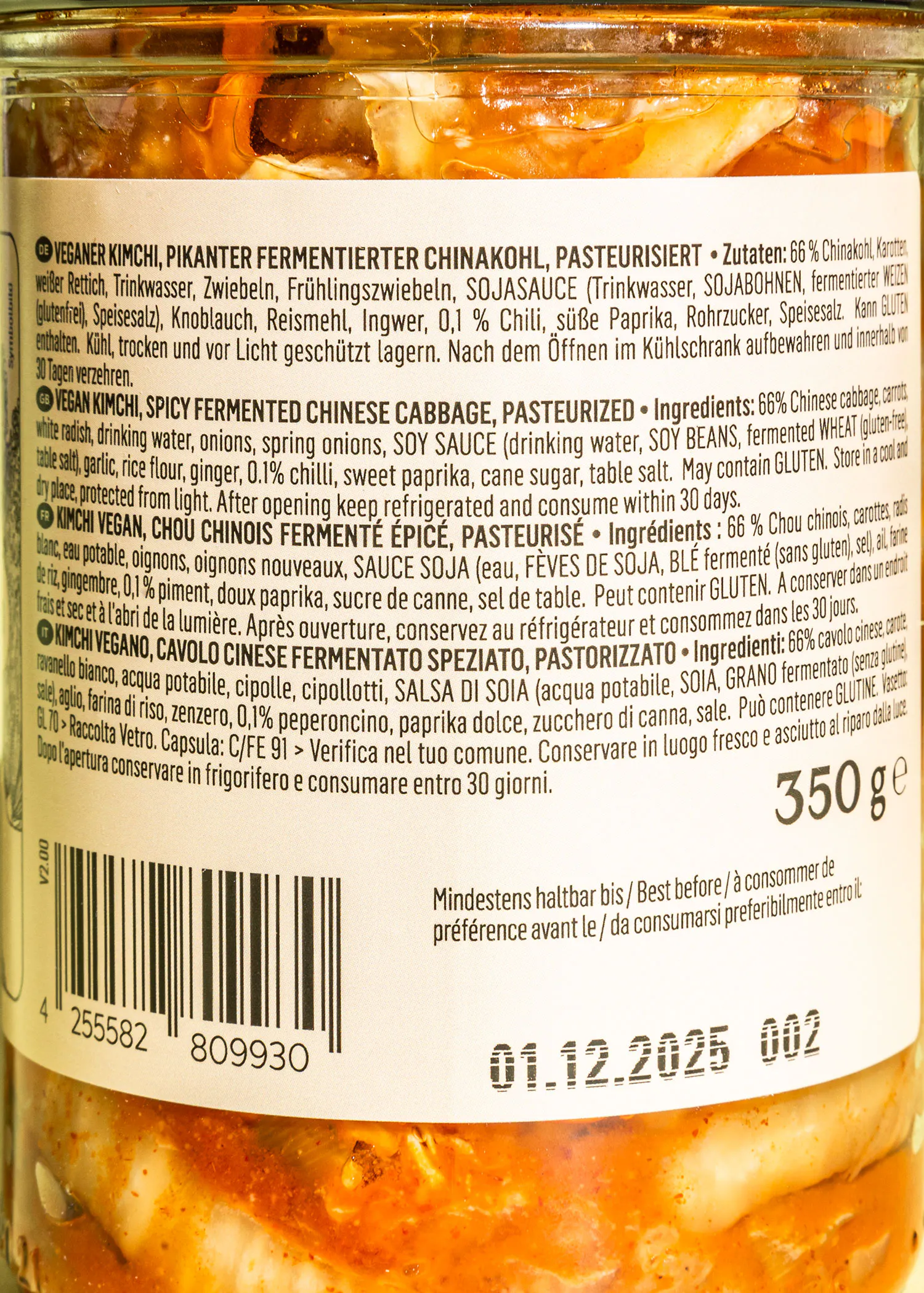 eine Nahaufnahme der Rückseite eines Glases mit chinesischem Kimchi