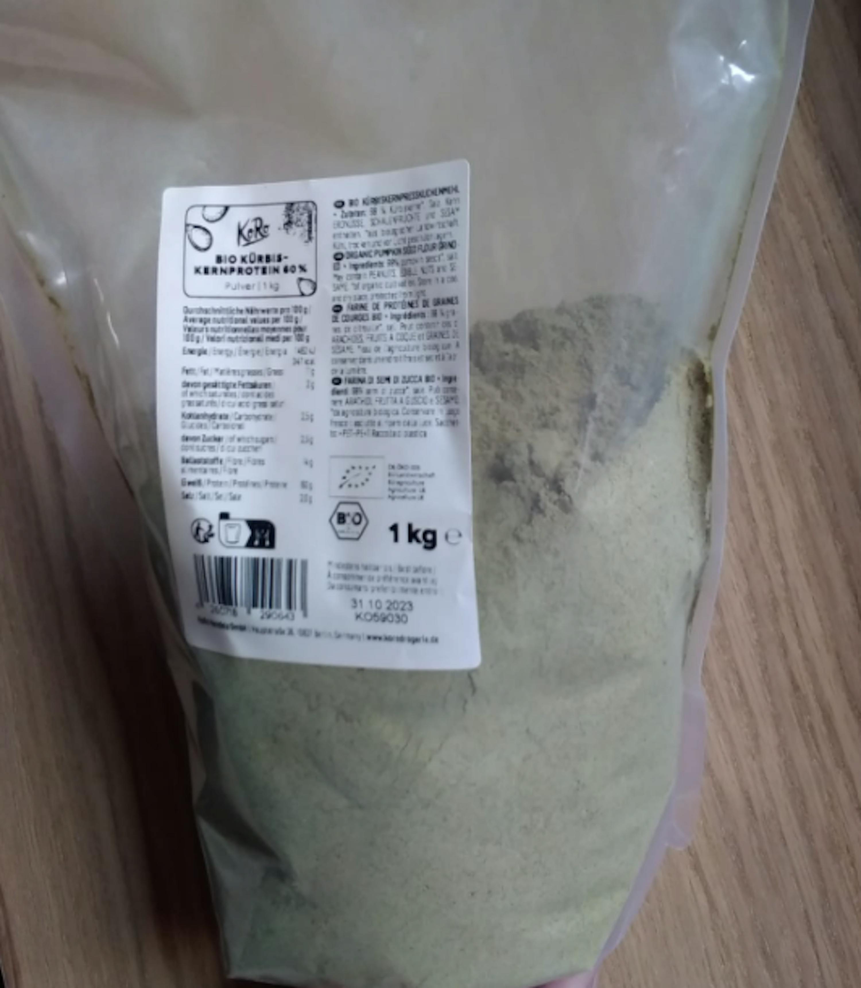 a bag of powder with a label that says 1 kg