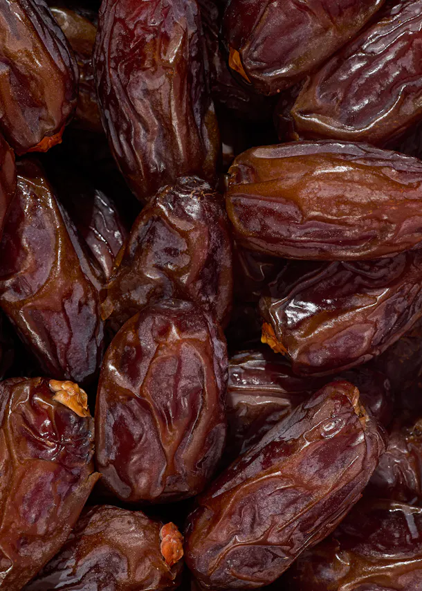 eine Nahaufnahme von einem Haufen brauner Datteln