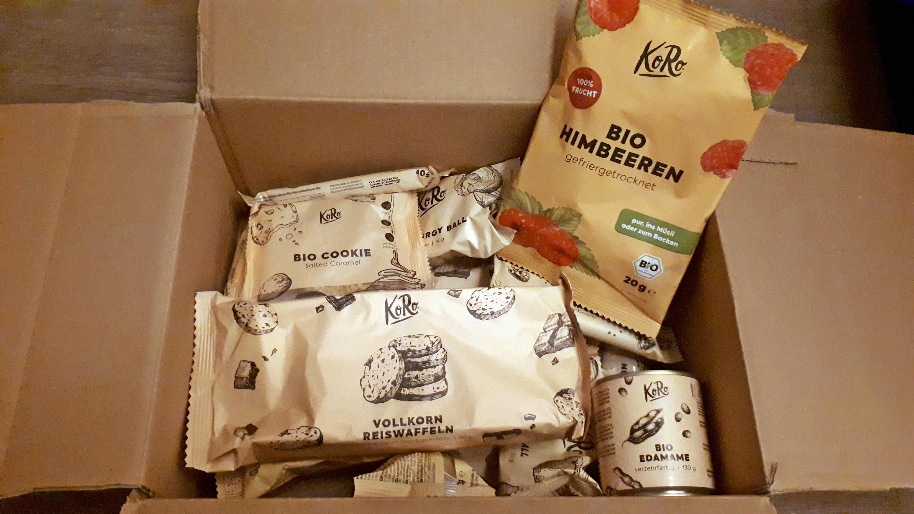 eine Schachtel mit Kekse und Himbeeren von koko