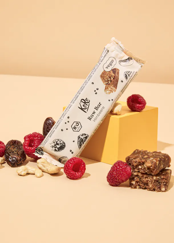 une barre de riz avec des framboises et des noix