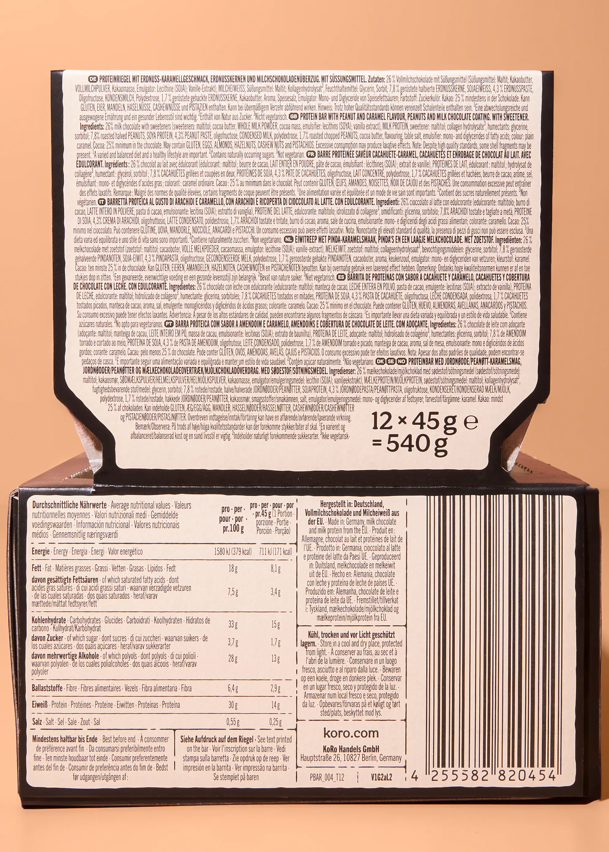 verpackung eines proteinriegels mit erdnuss-karamellgeschmack, die nährwertangaben, zutaten in mehreren sprachen und die gesamtmenge von 12 x 45 g = 540 g zeigt.