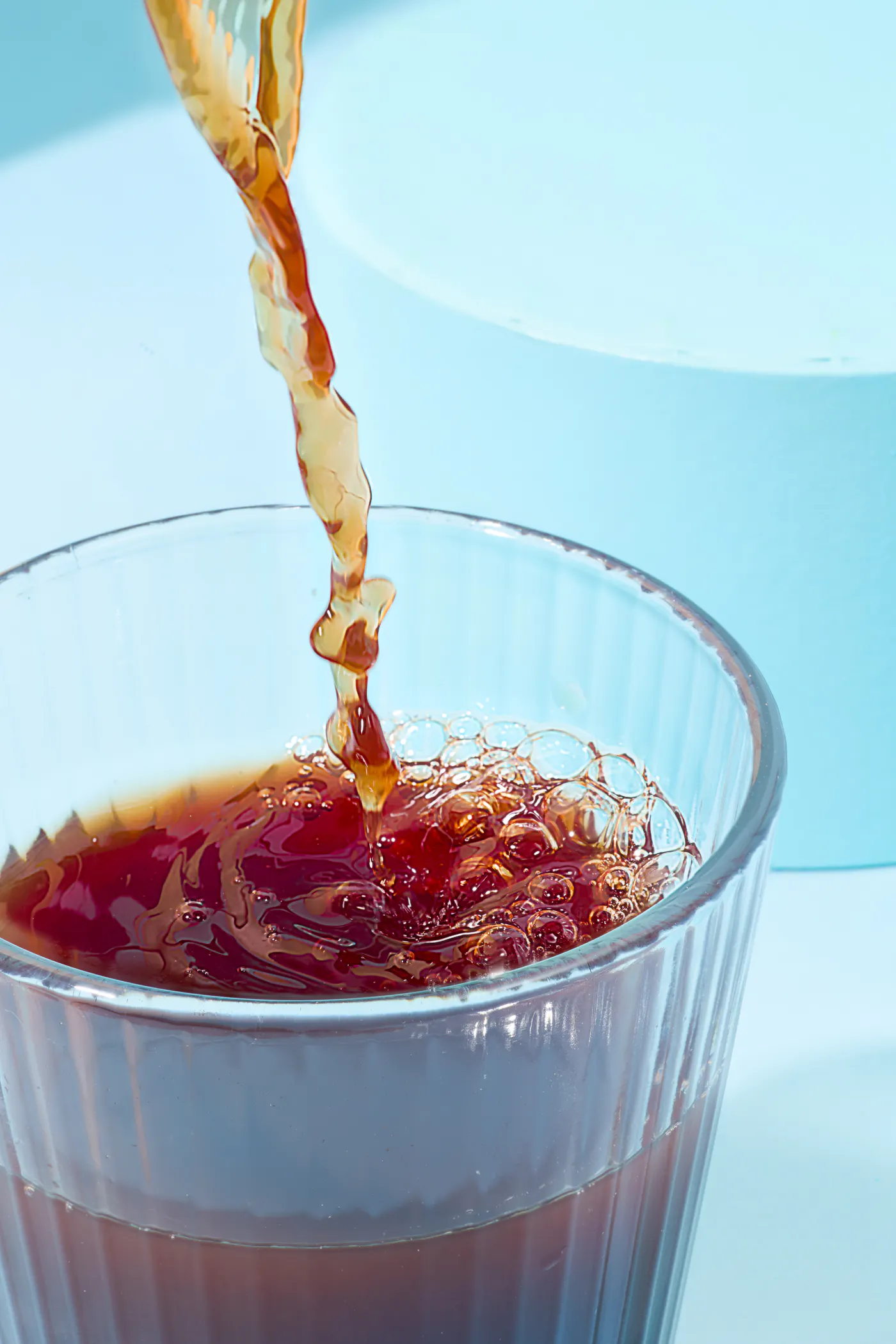l' eau est versée dans un verre sur une table