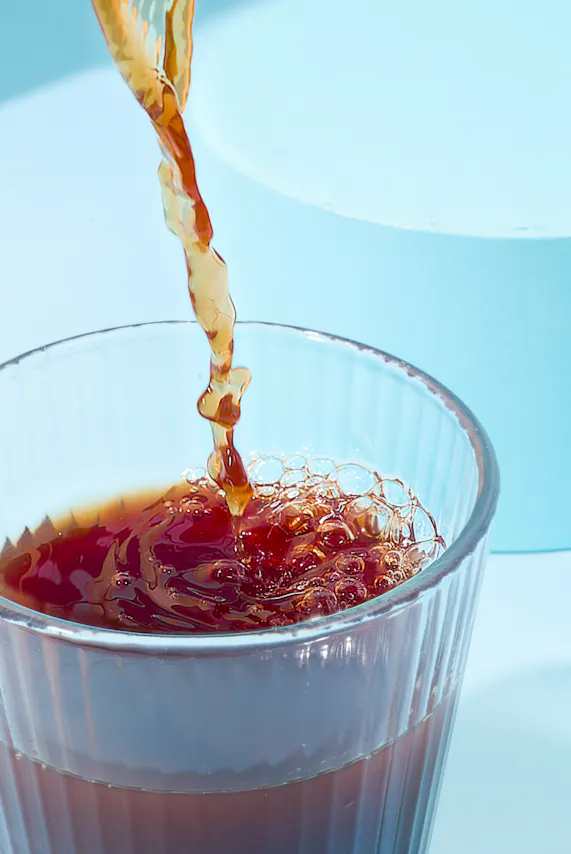 l' eau est versée dans un verre sur une table