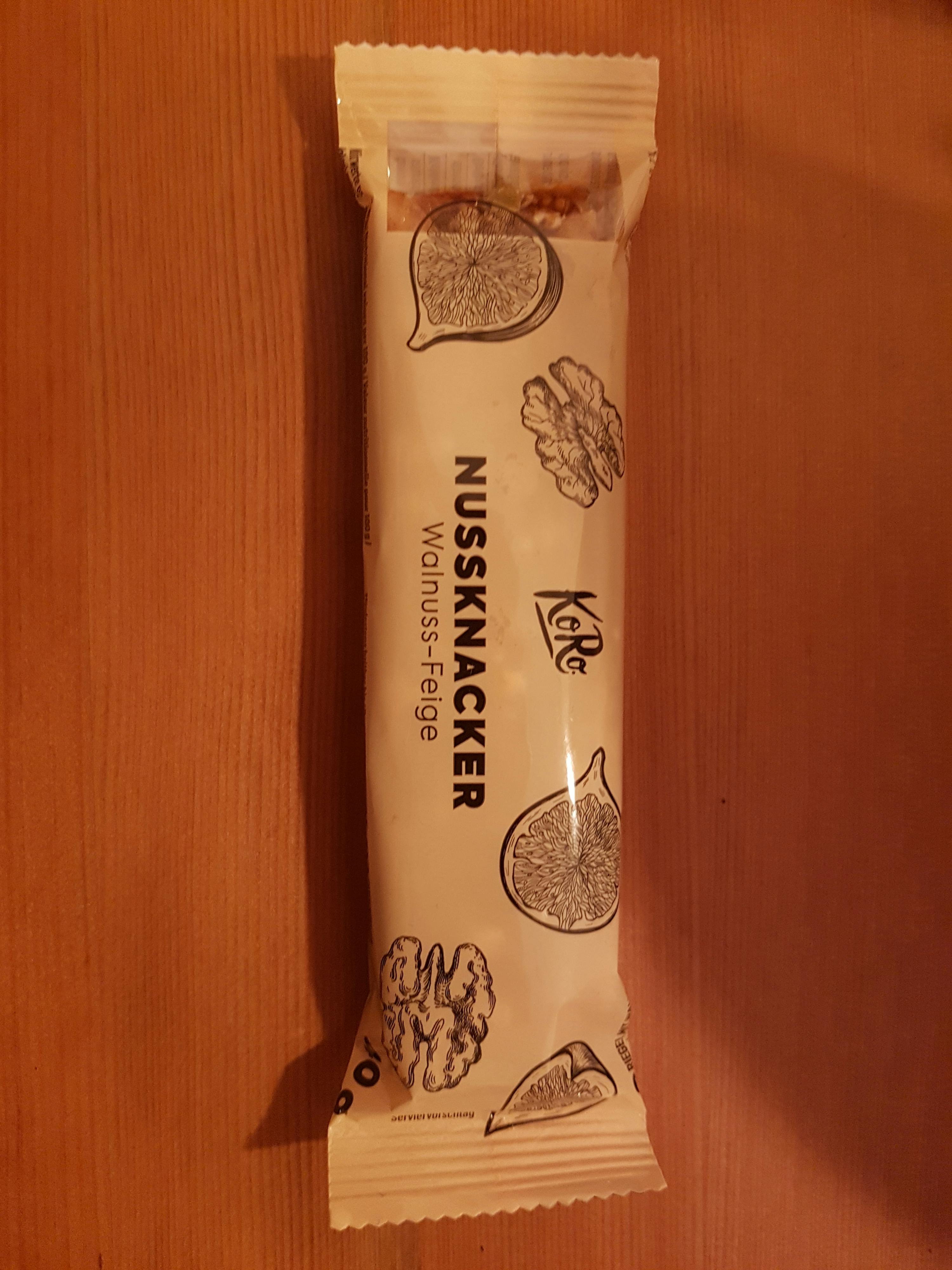 auf einem holztisch steht ein nussknacker