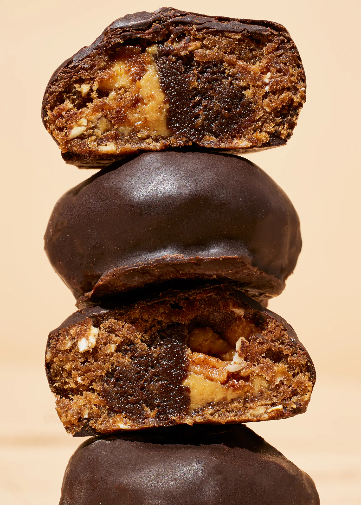 ein Stapel Schokoladenkekse mit einem Stück herausgenommen