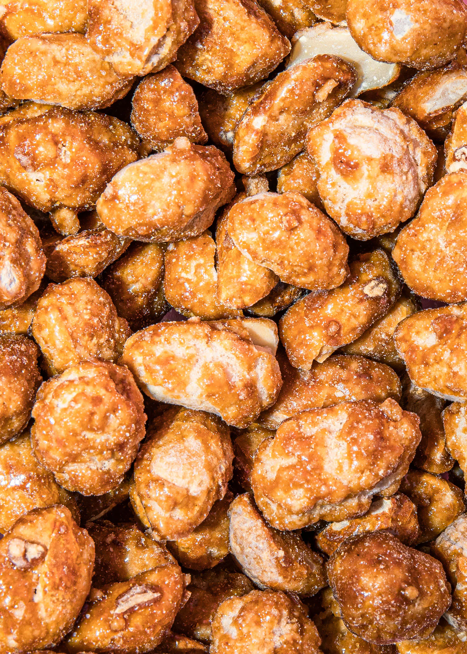 Nahaufnahme von goldbraunen gebrannten Erdnusskernen