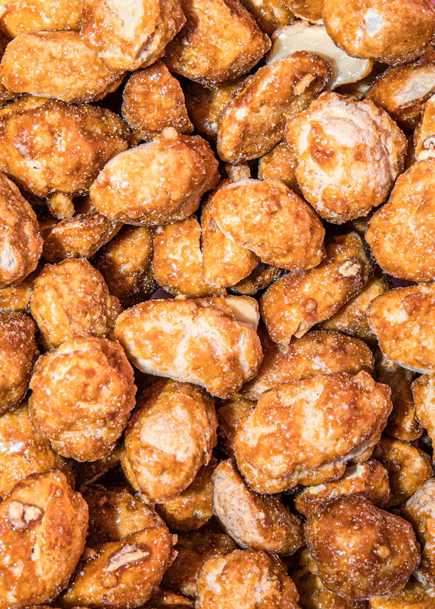 Nahaufnahme von goldbraunen gebrannten Erdnusskernen