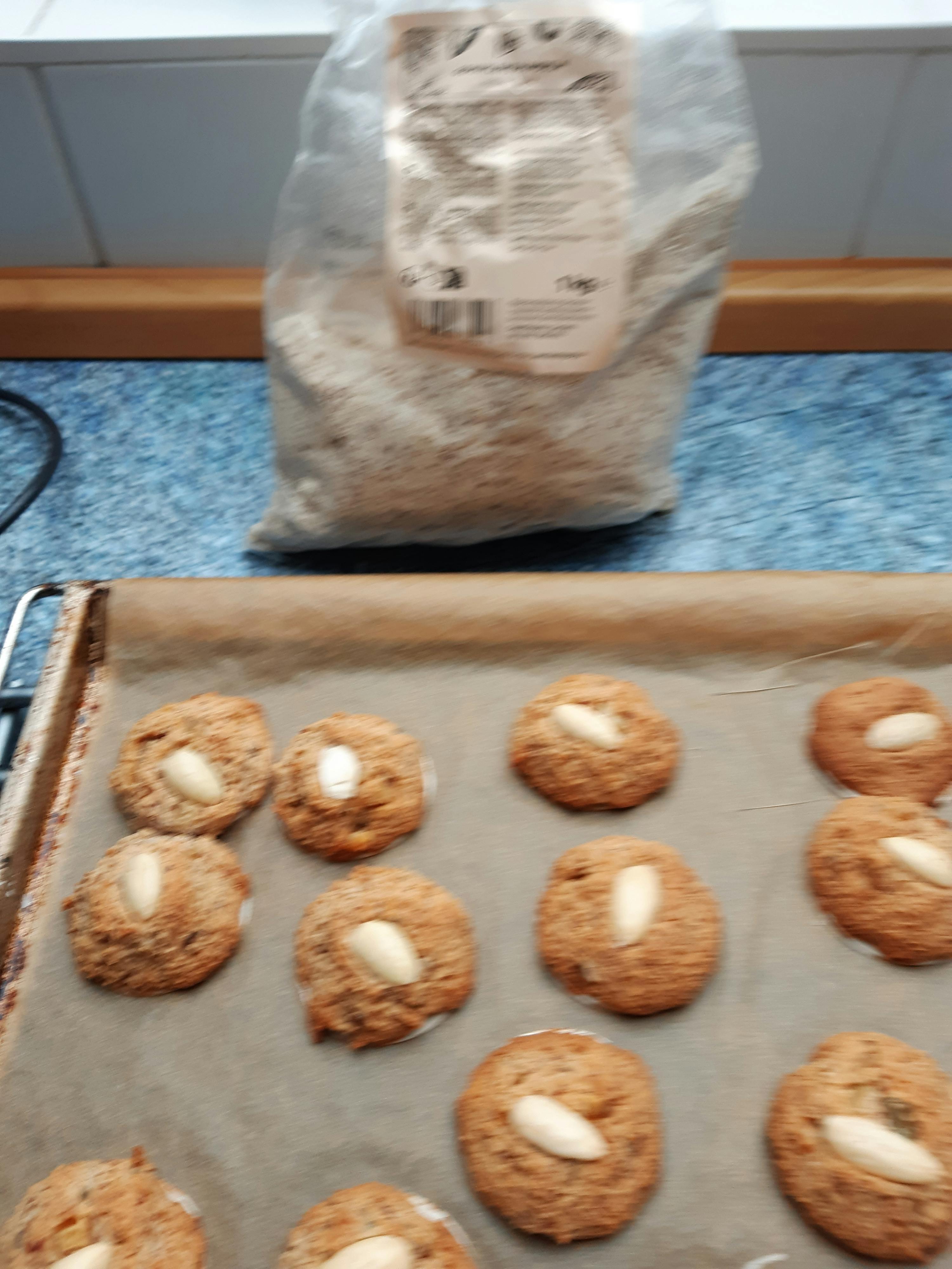 un sacco di biscotti è seduto accanto a una teglia di biscotti