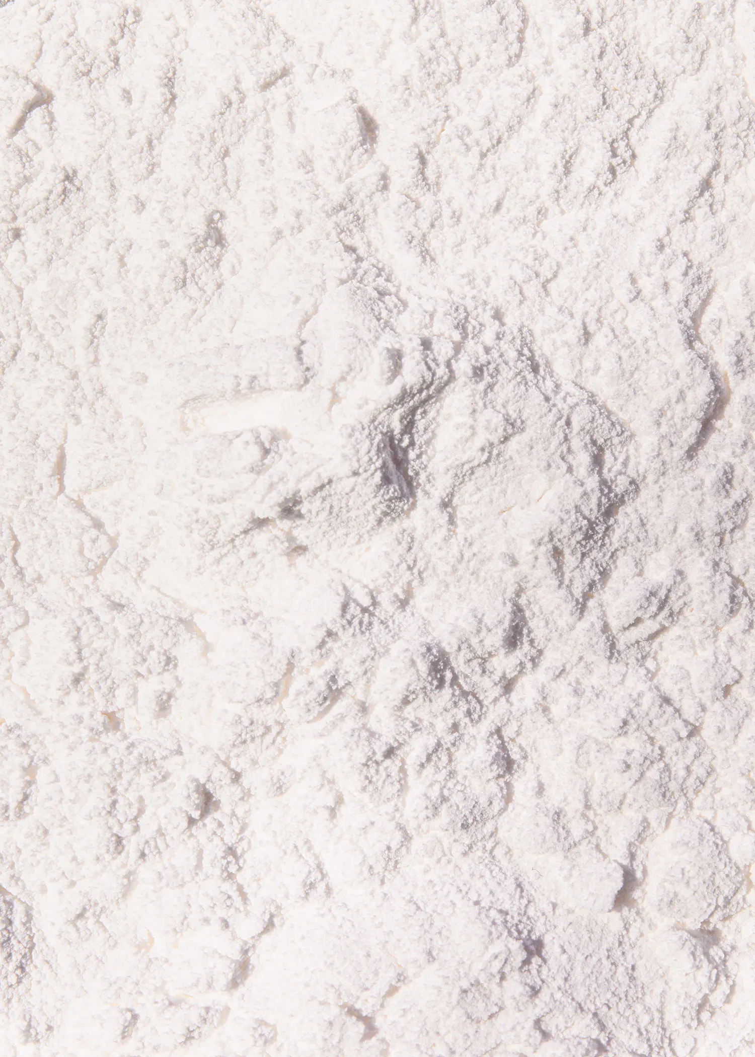 eine Nahaufnahme eines weißen Pulvers auf einem weißen Hintergrund