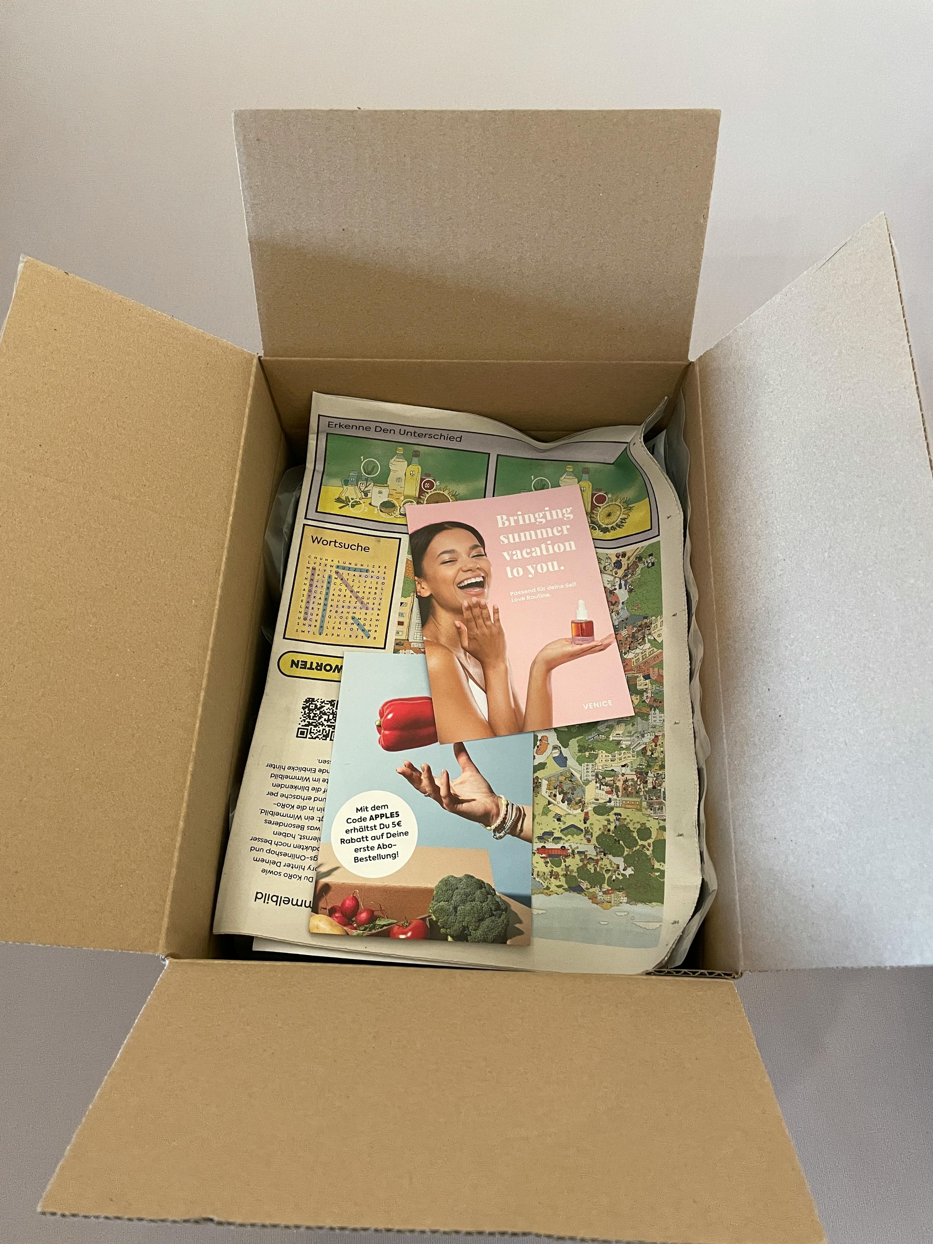 eine Schachtel mit einem Bild einer Frau darauf und einem Aufkleber , der sagt , ihr Gesicht strahlt Schönheit