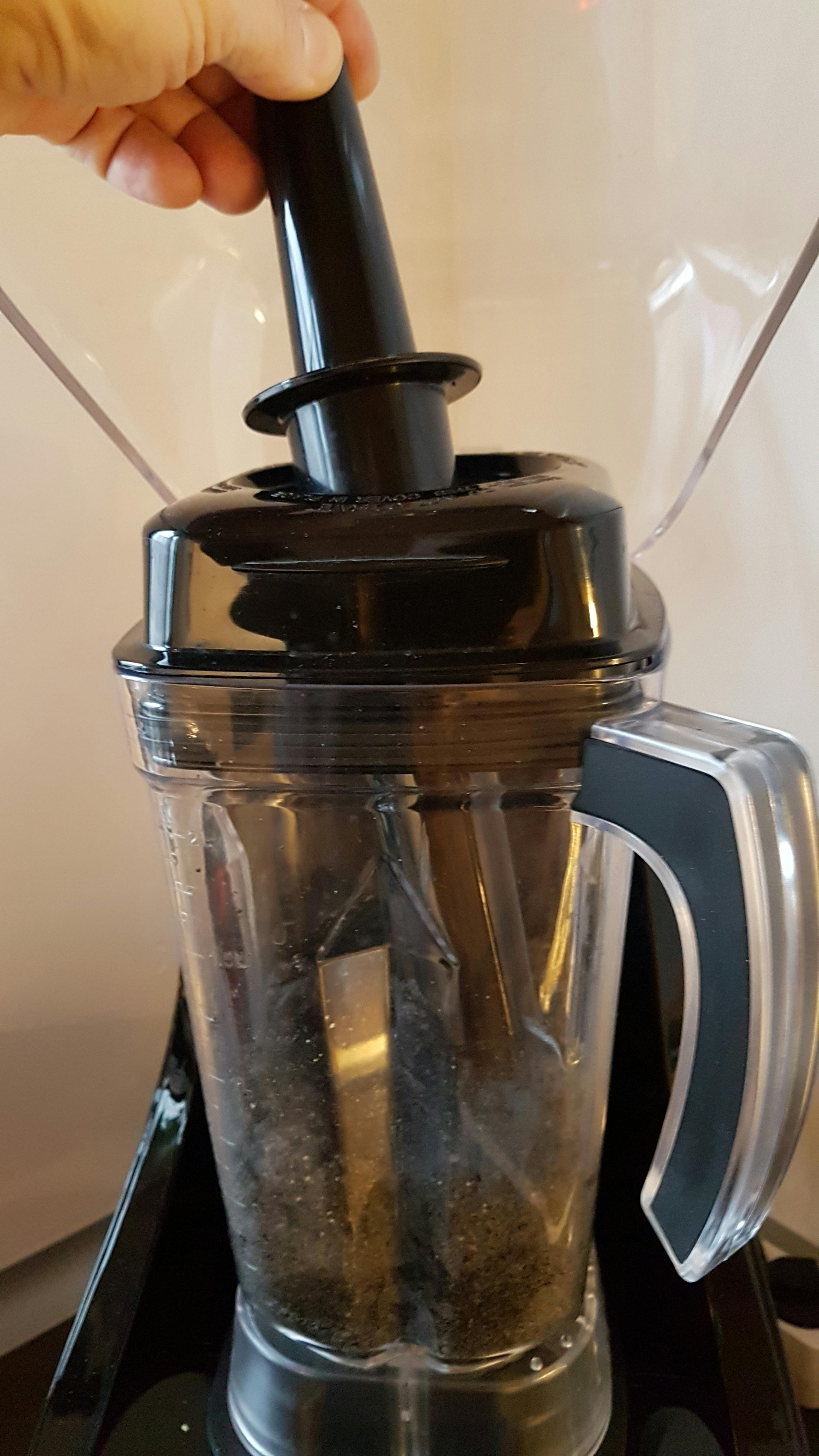 Eine Person hält den Deckel eines Mixers in der Hand