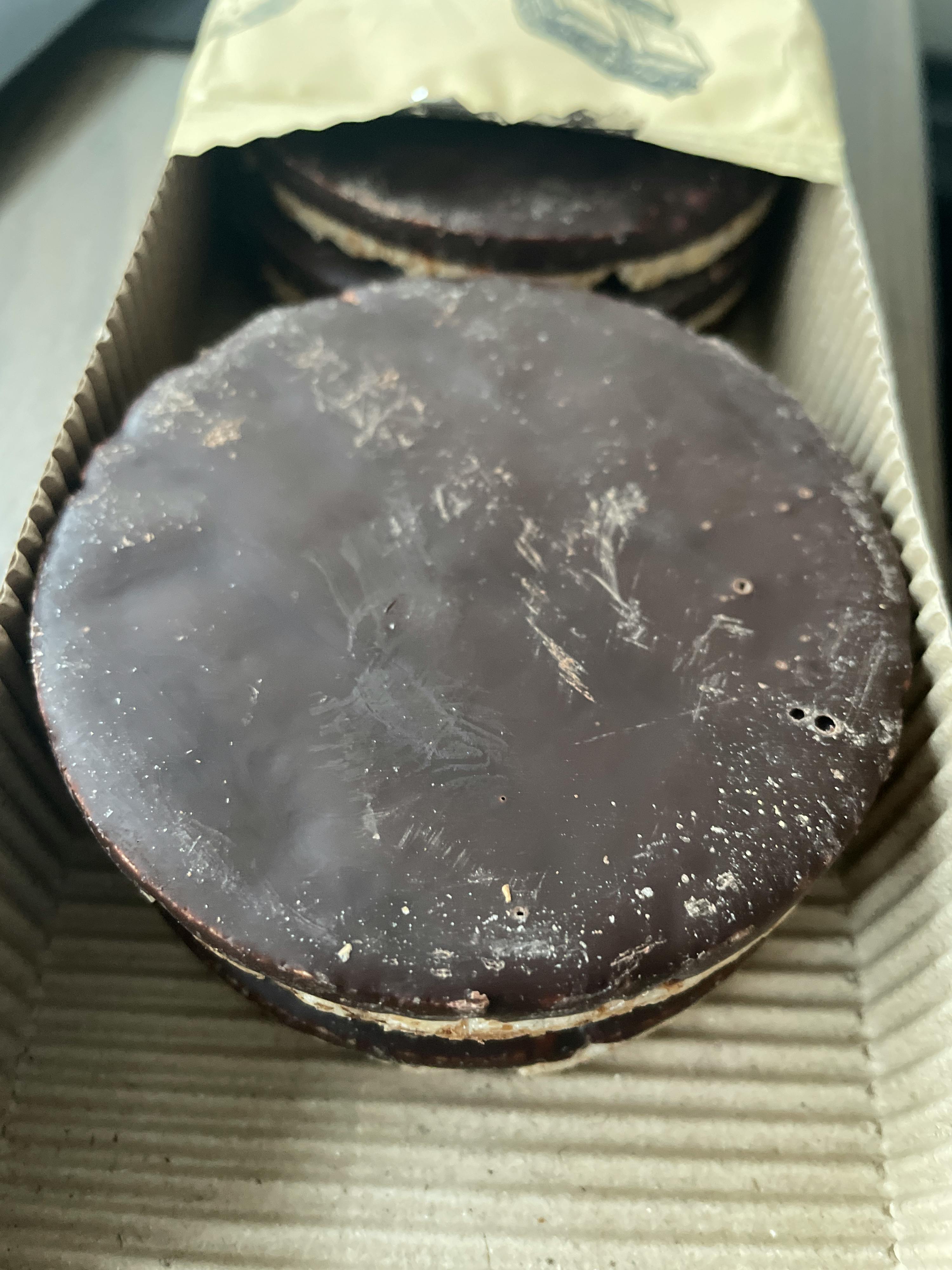 eine Schachtel Schokoladenkekse mit einem weißen Rand