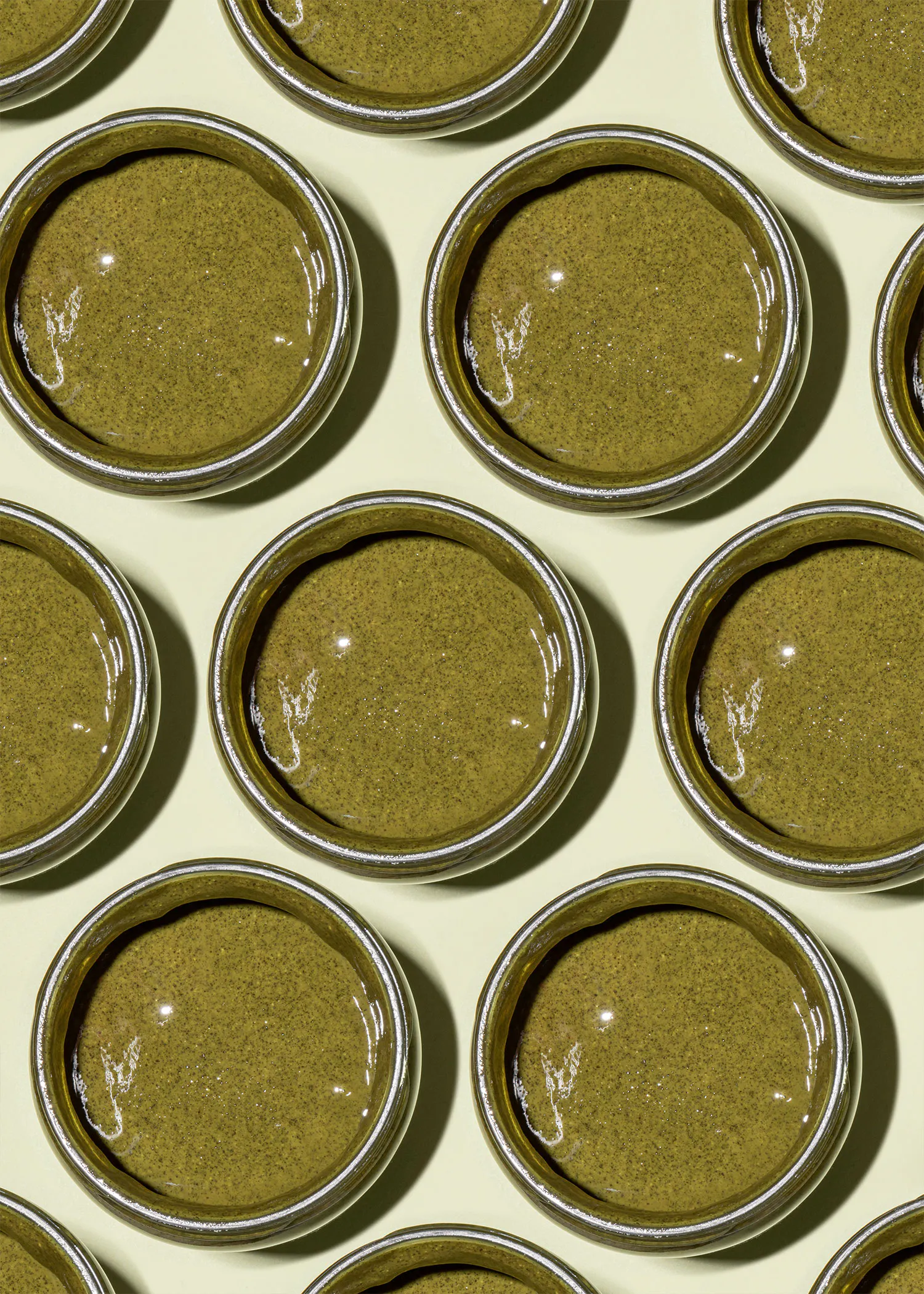 un motif de bols en céramique remplis de liquide vert