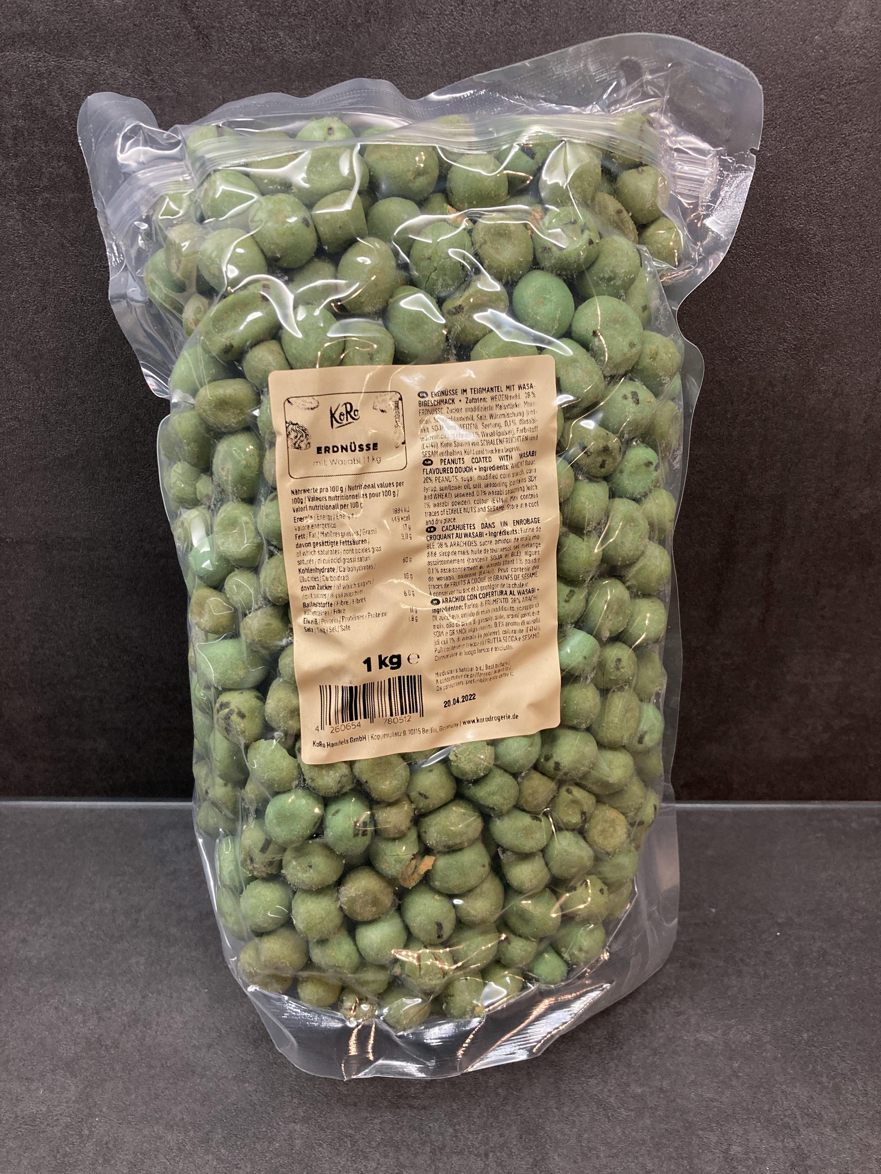 un sac en plastique rempli d' arachides vertes