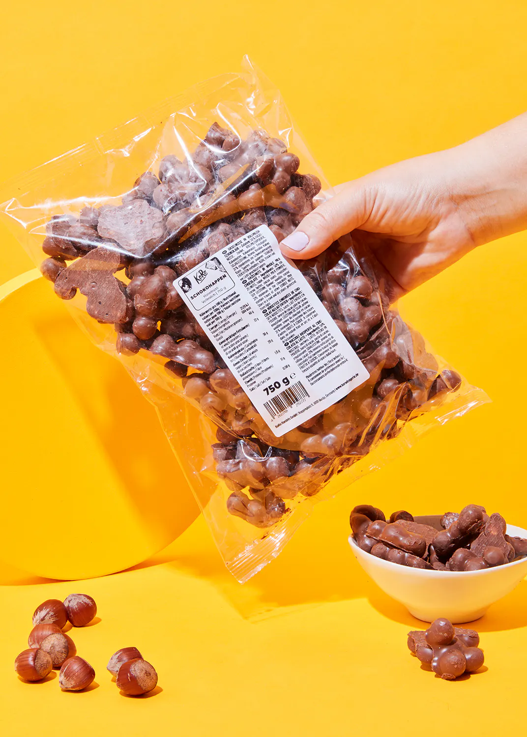 eine Person hält einen Plastikbeutel mit Schokoladenkroketten