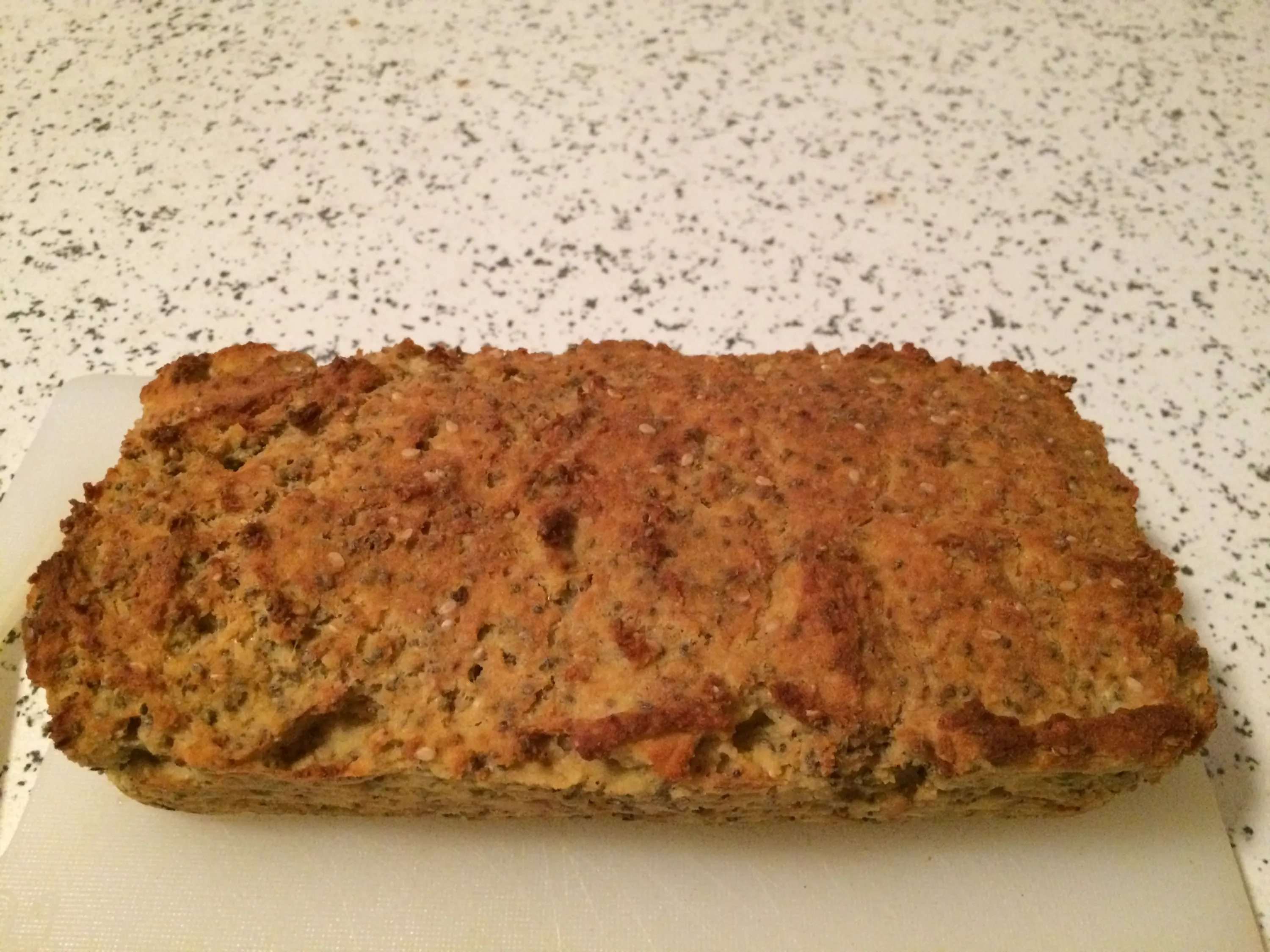 ein Stück Brot sitzt auf einem Schneidebrett
