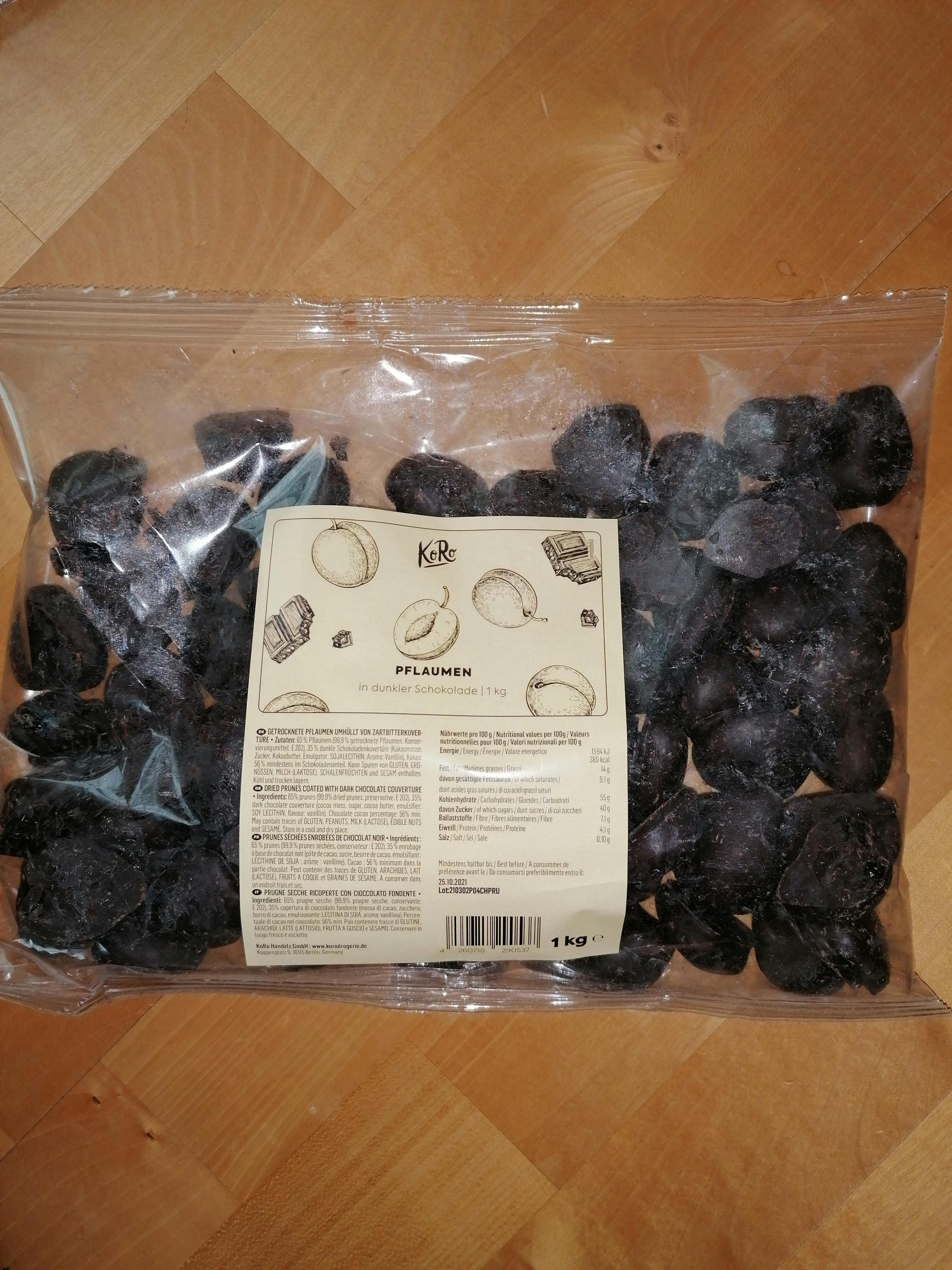 un sac en plastique rempli de prunes séchées