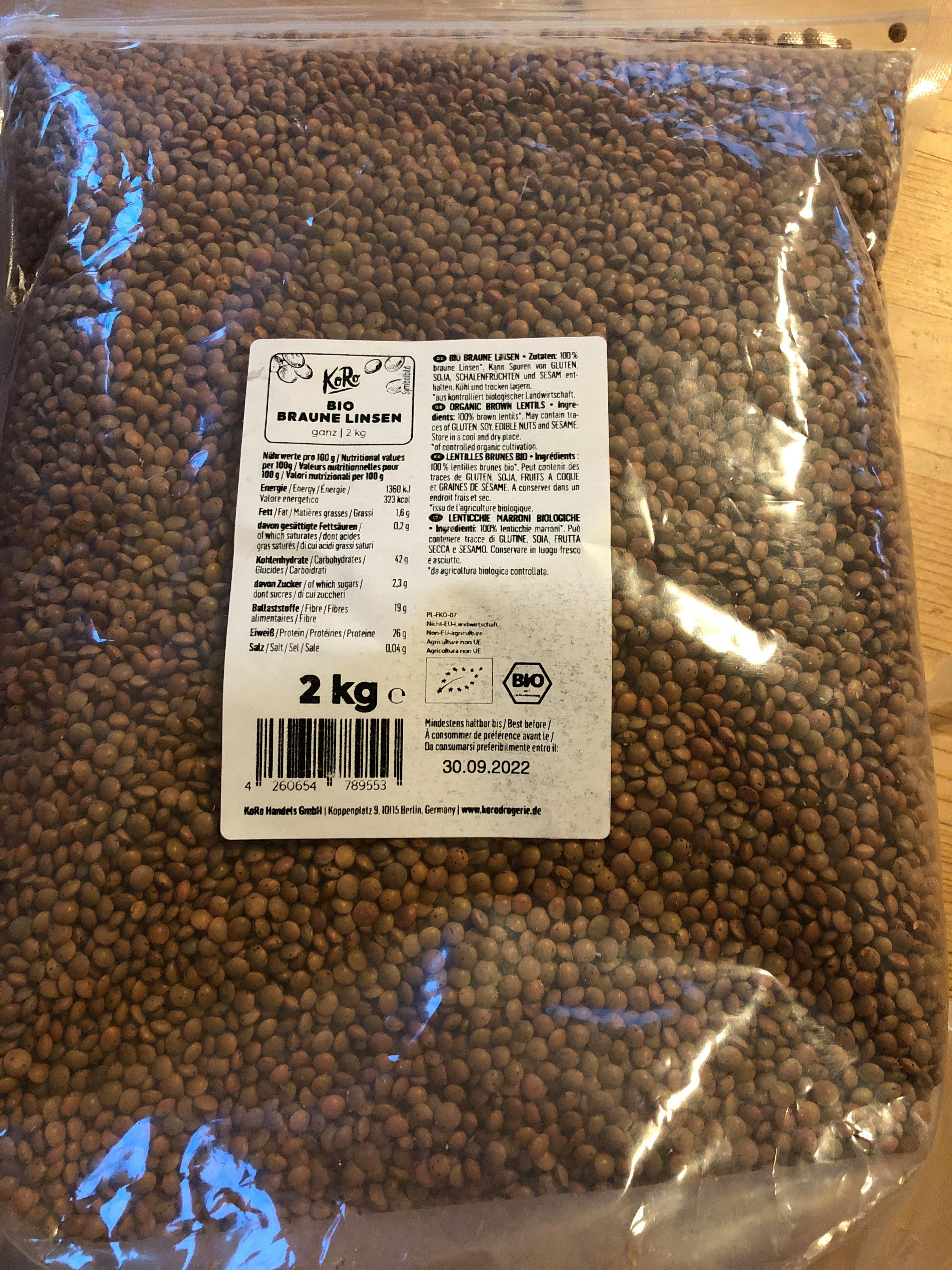 un sacchetto di lenticchie bio è seduto su un tavolo di legno