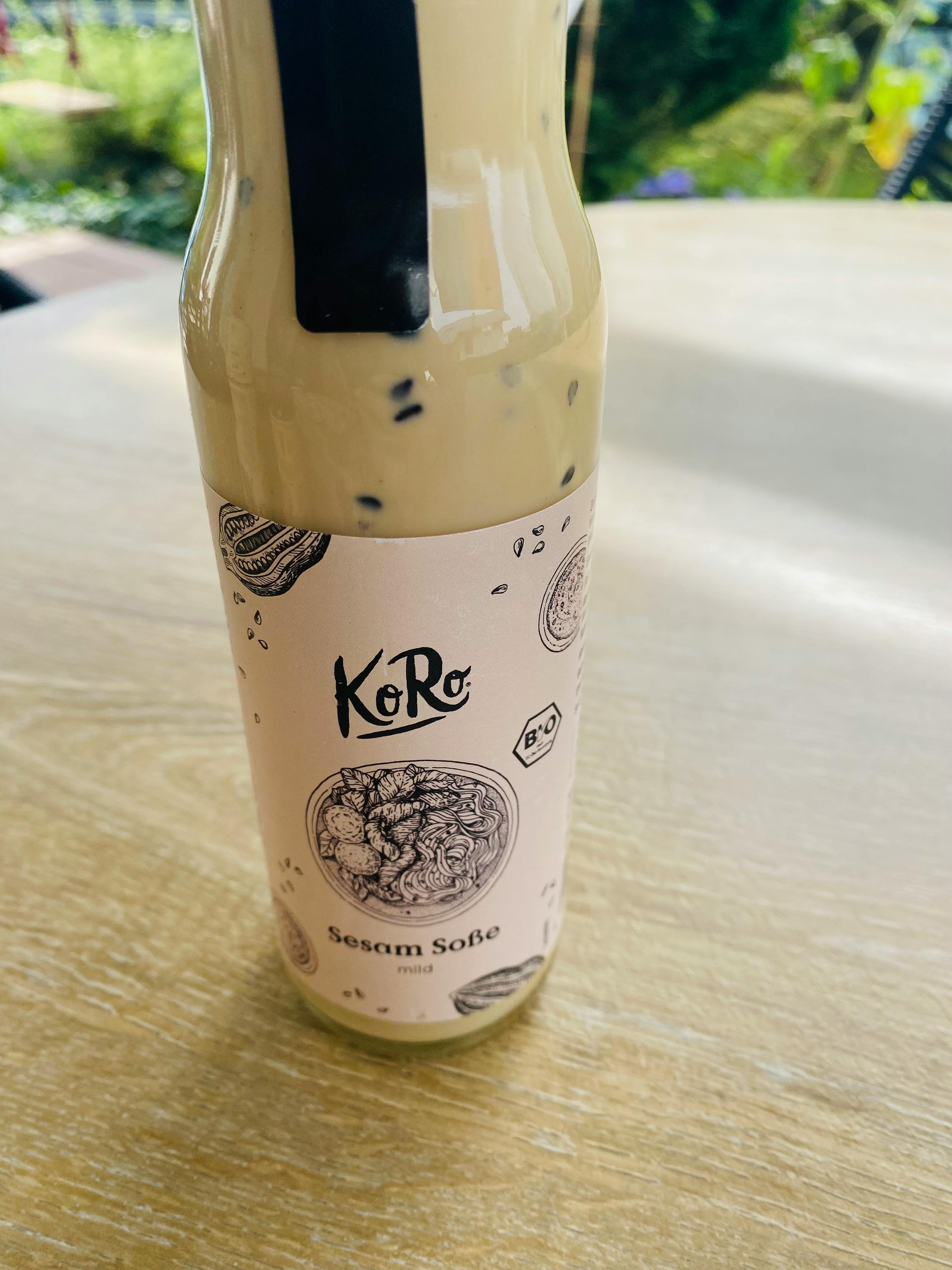 eine Nahaufnahme einer Flasche Sesam Soße von kore