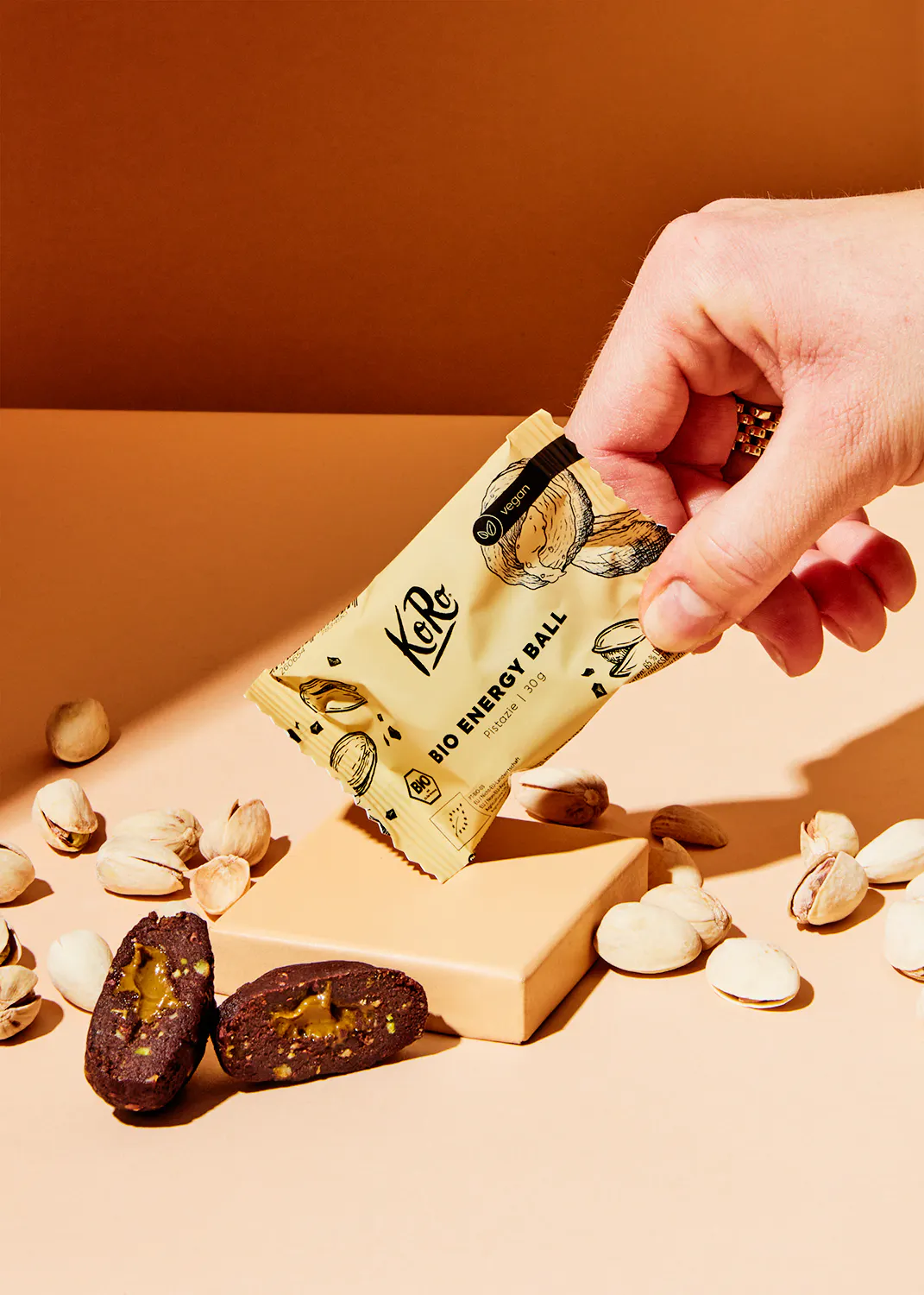 une personne tient une balle d' énergie bio à la main