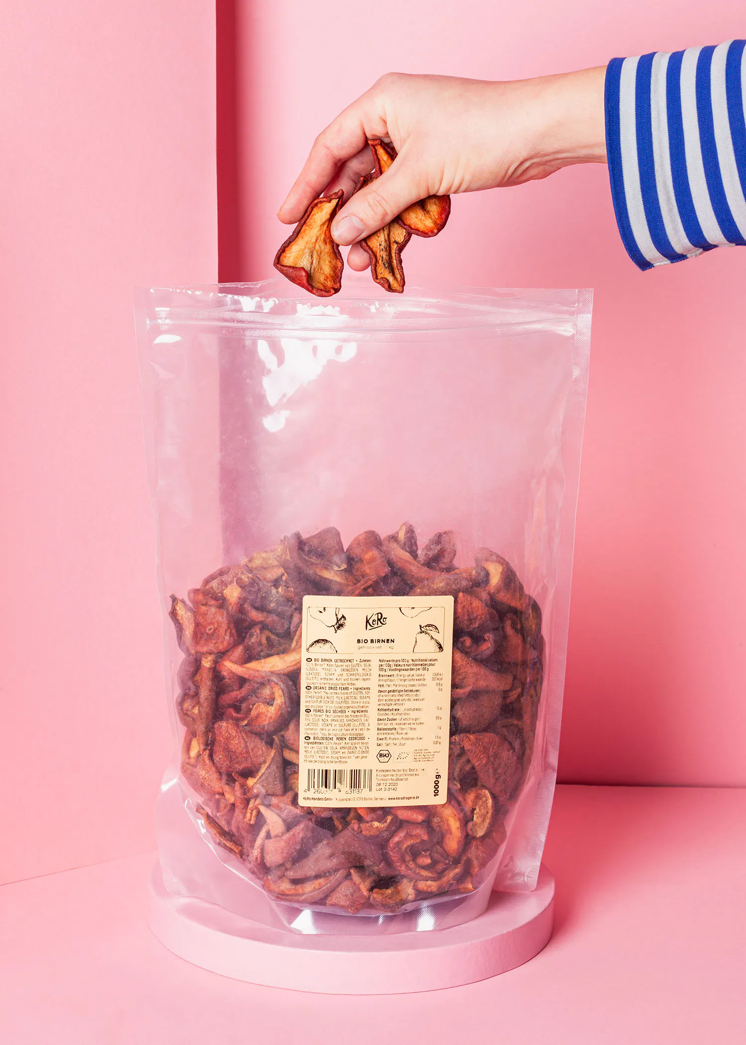 une personne tient un morceau de nourriture dans un sac de nourriture