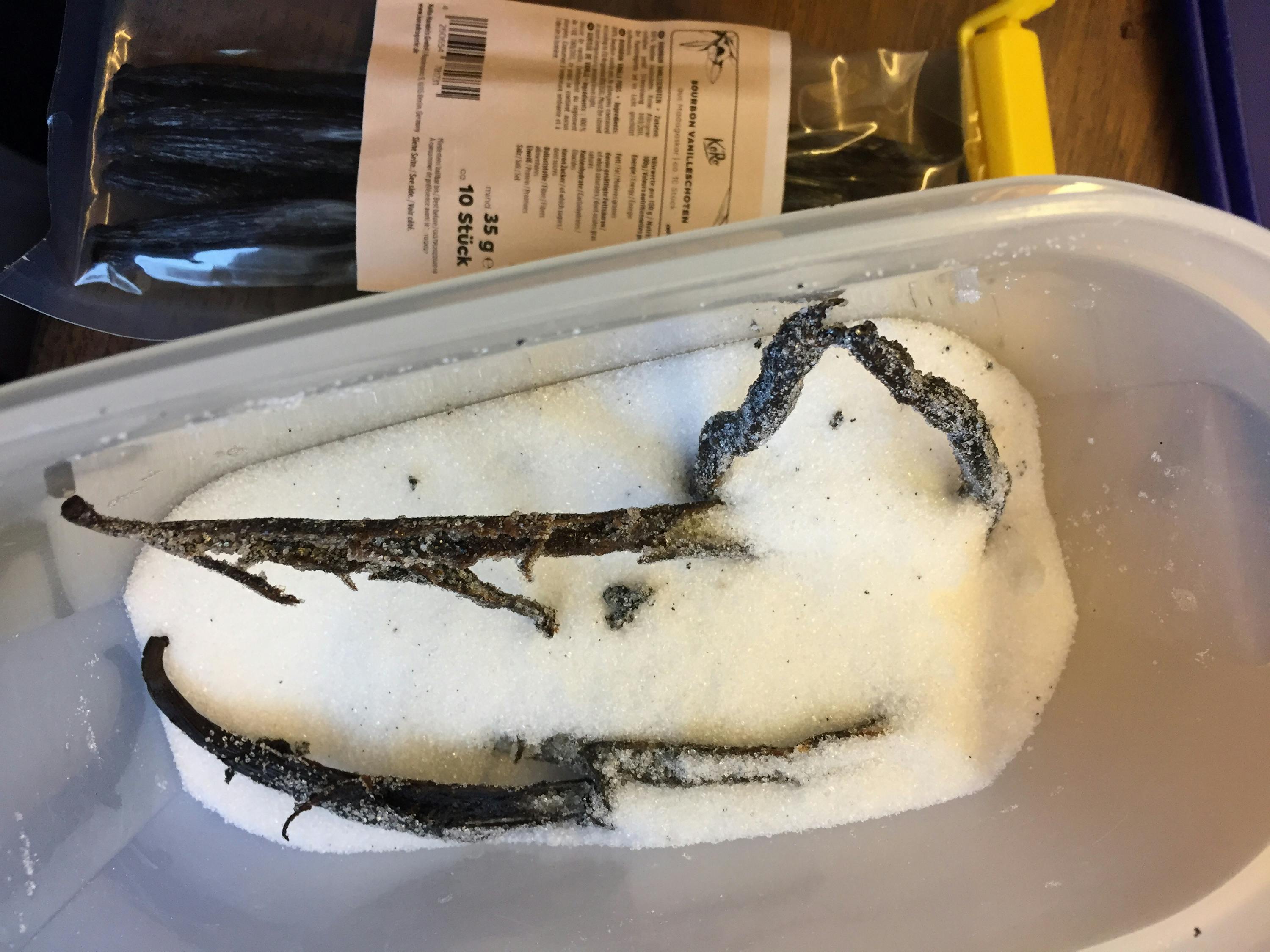 una scatola di zucchero e un sacchetto di vaniglia