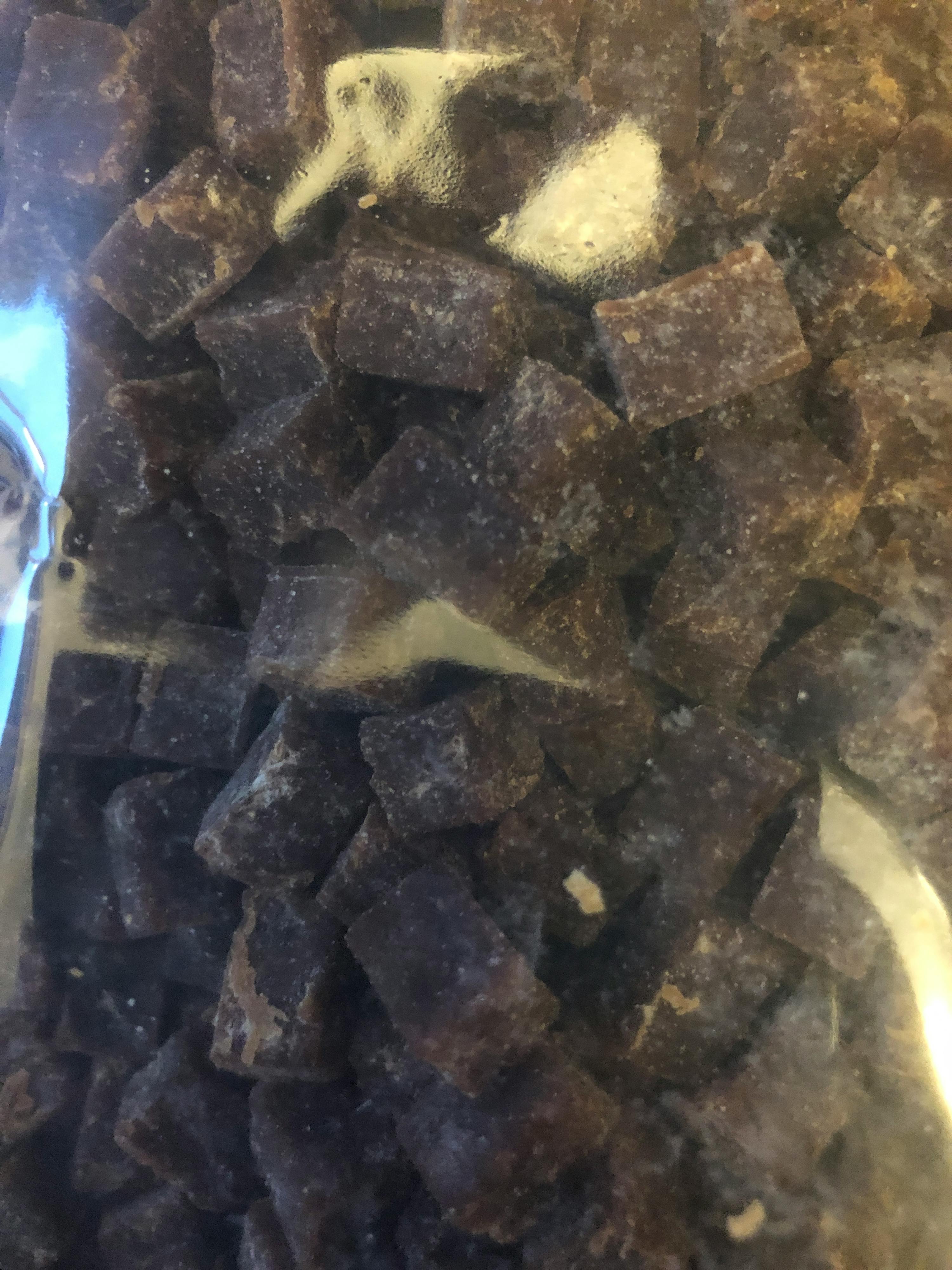 un gros plan d' un tas de morceaux de chocolat