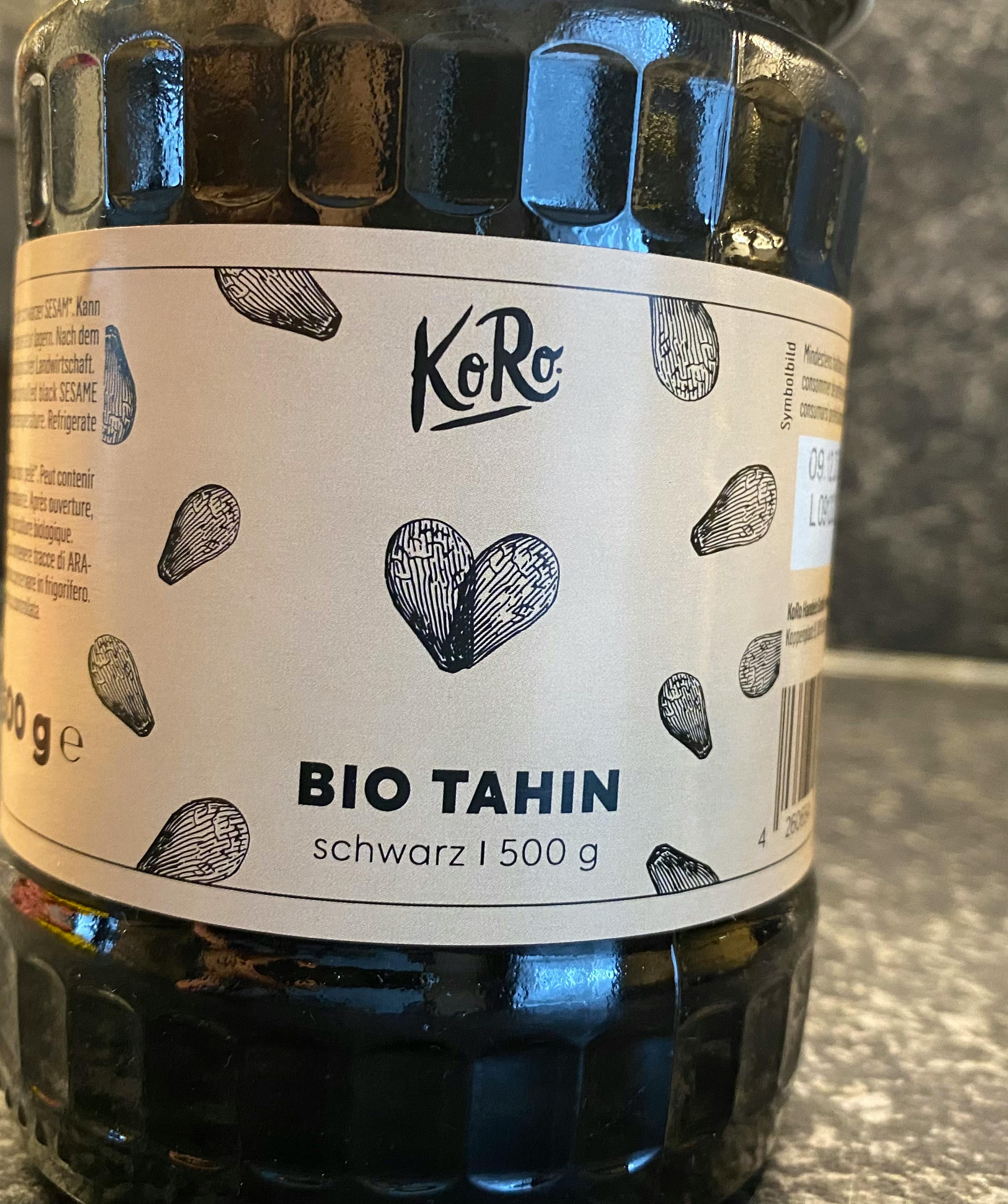 a bottle of bio tahin schwarz i 500 g