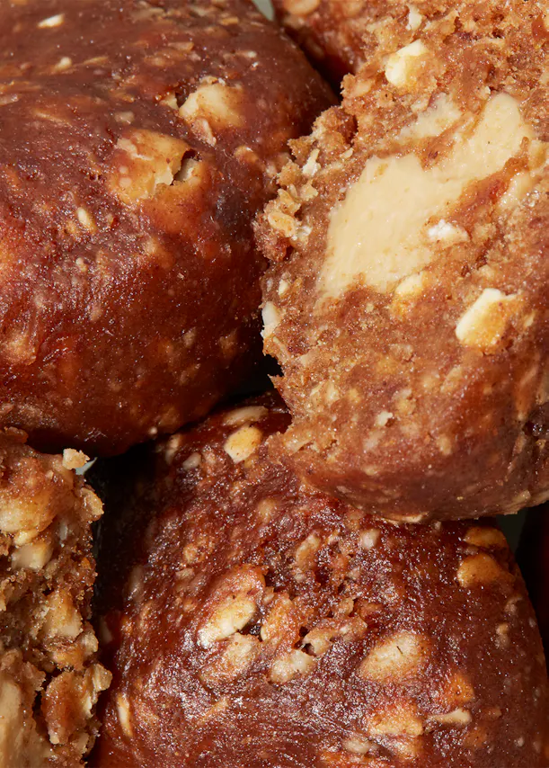 un gros plan d' un gâteau avec une bouchée sortie