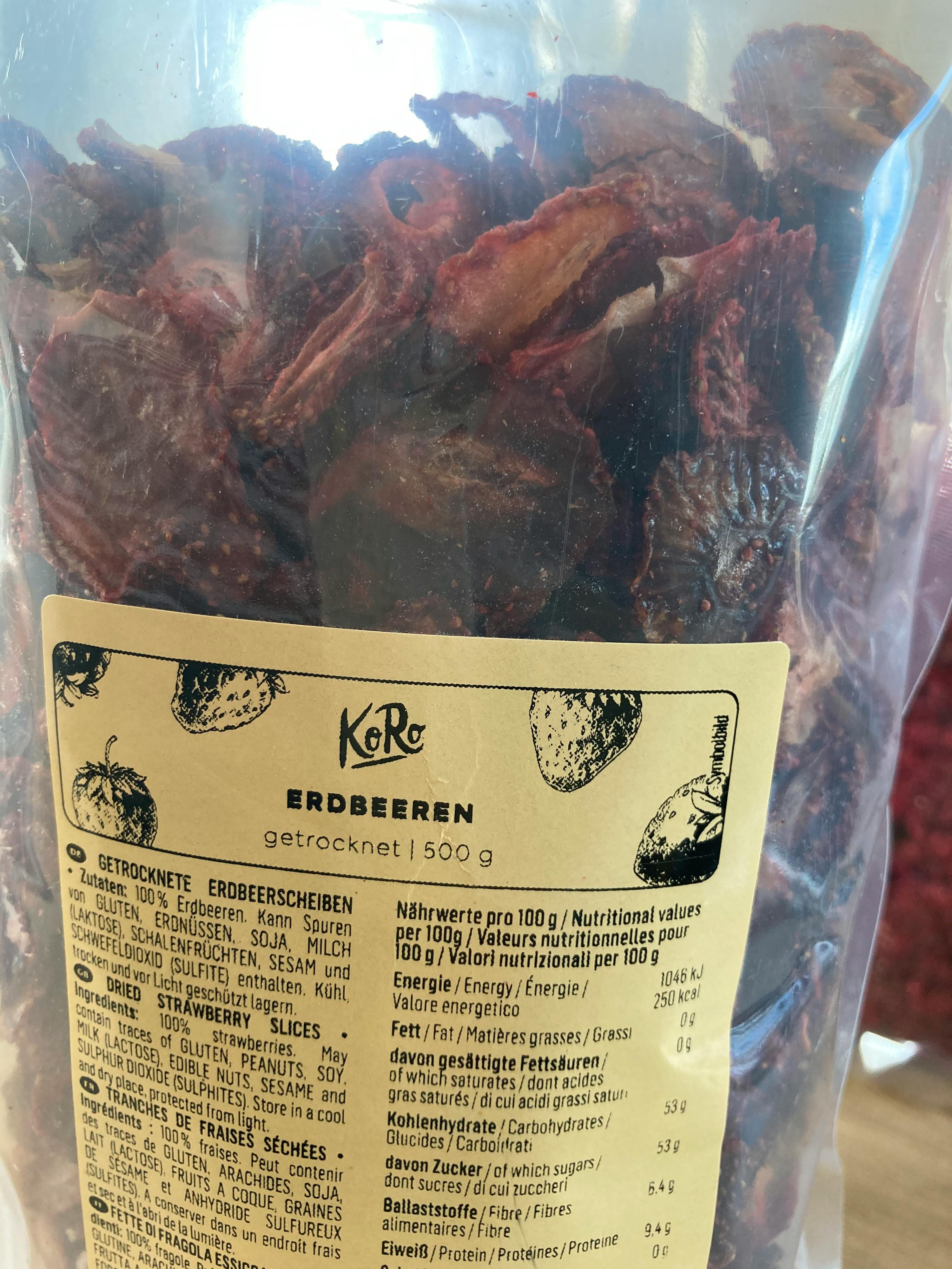 a bag of dried strawberries has a label that says erdbeeren