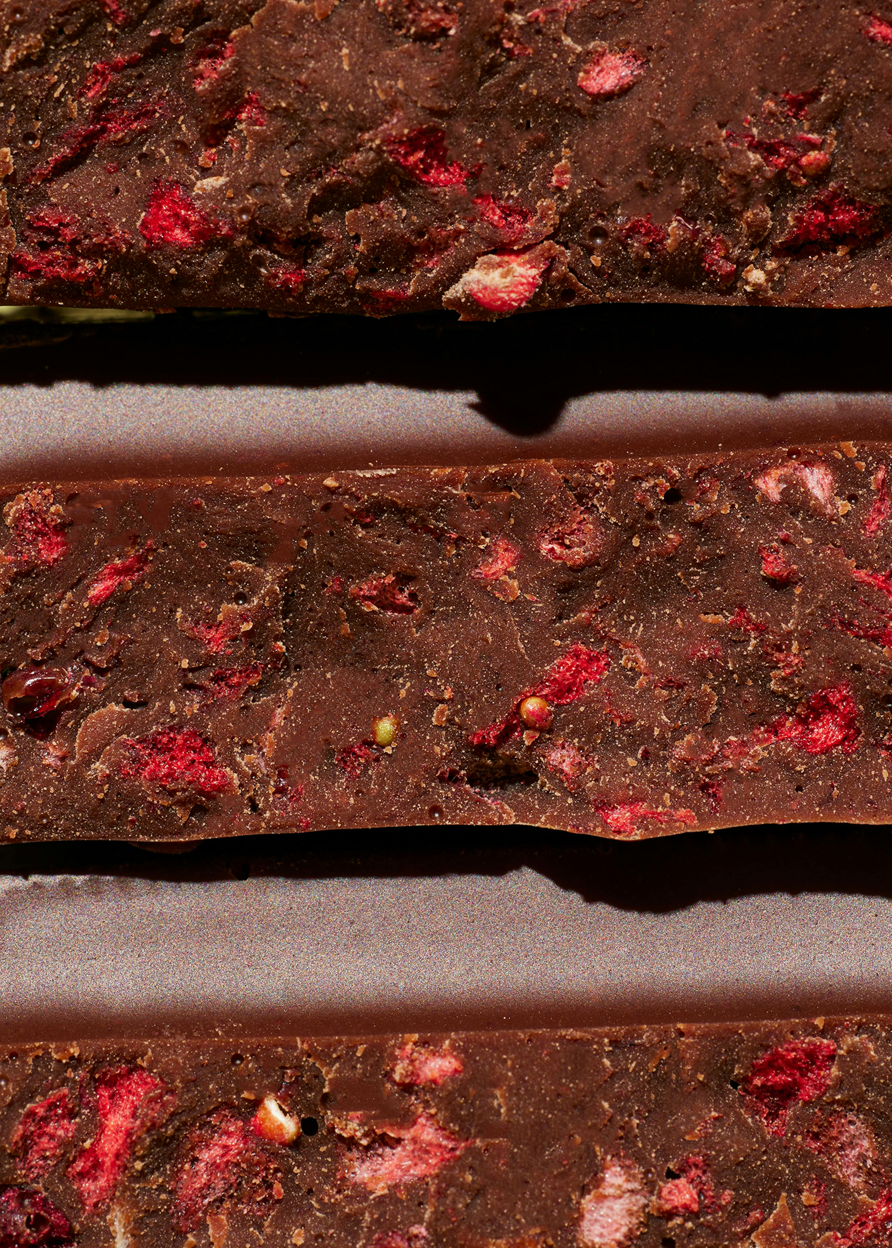 un primo piano di un pezzo di cioccolato con fragole