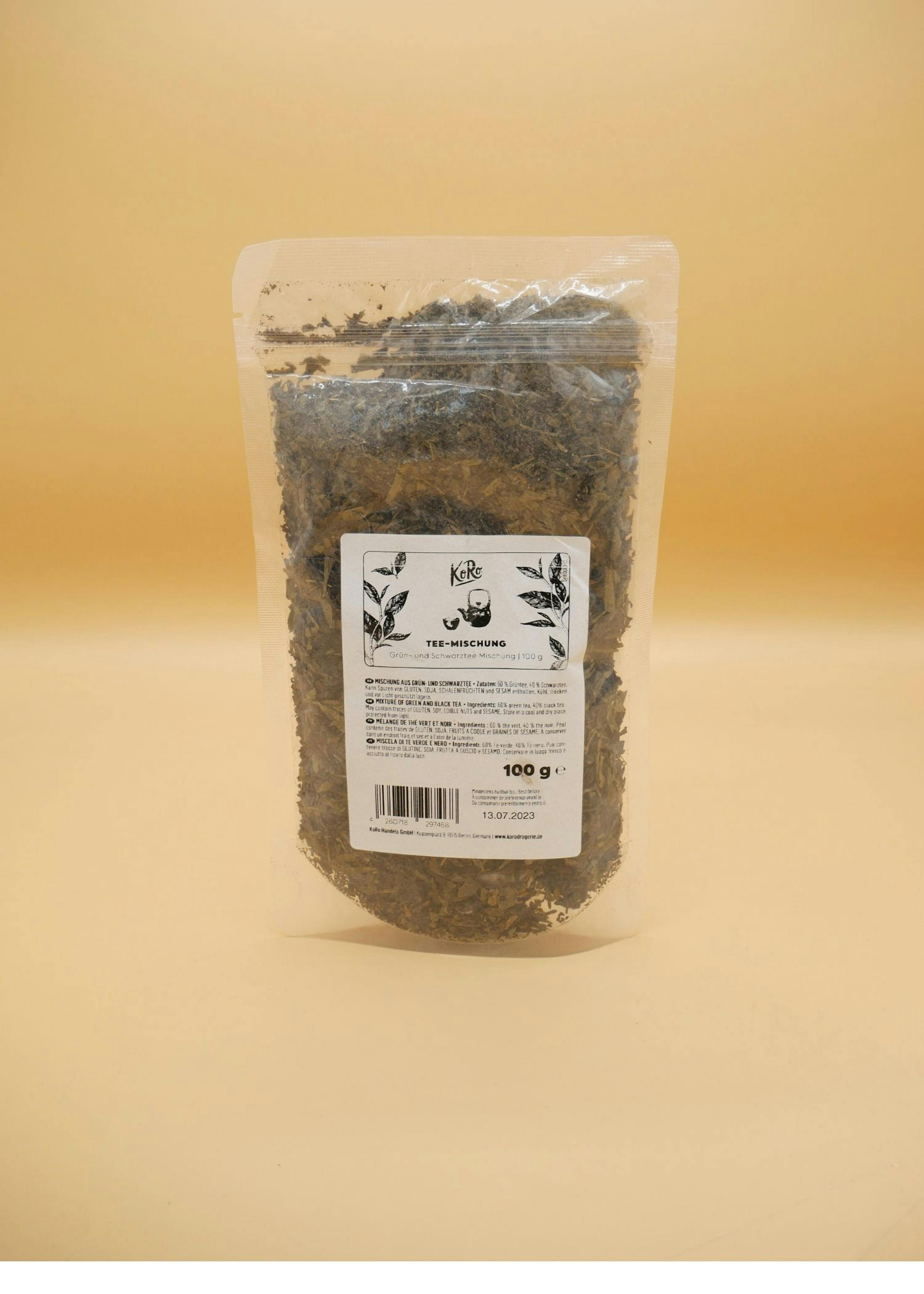 eine Plastiktüte mit Teeblättern steht auf einem Tisch