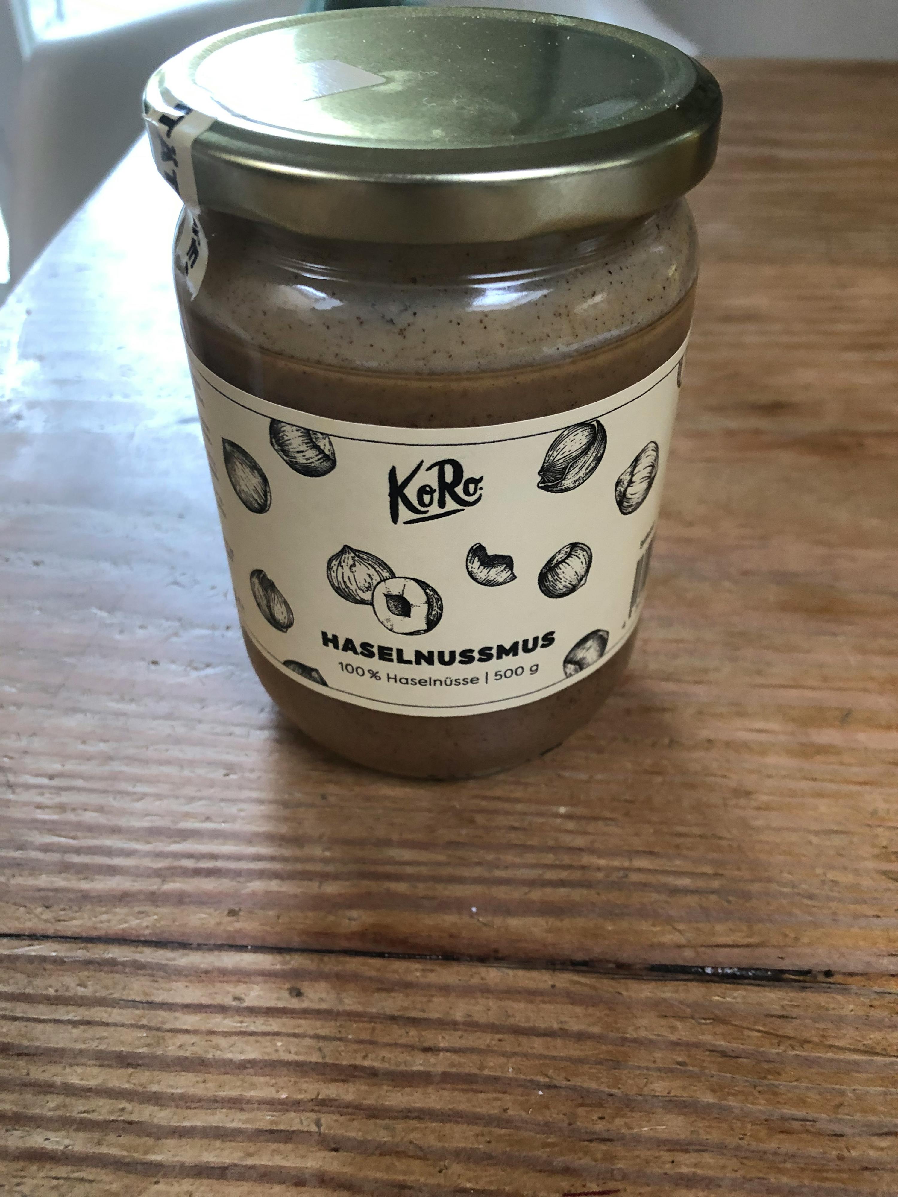 un barattolo di hazelnussmus è seduto su un tavolo di legno