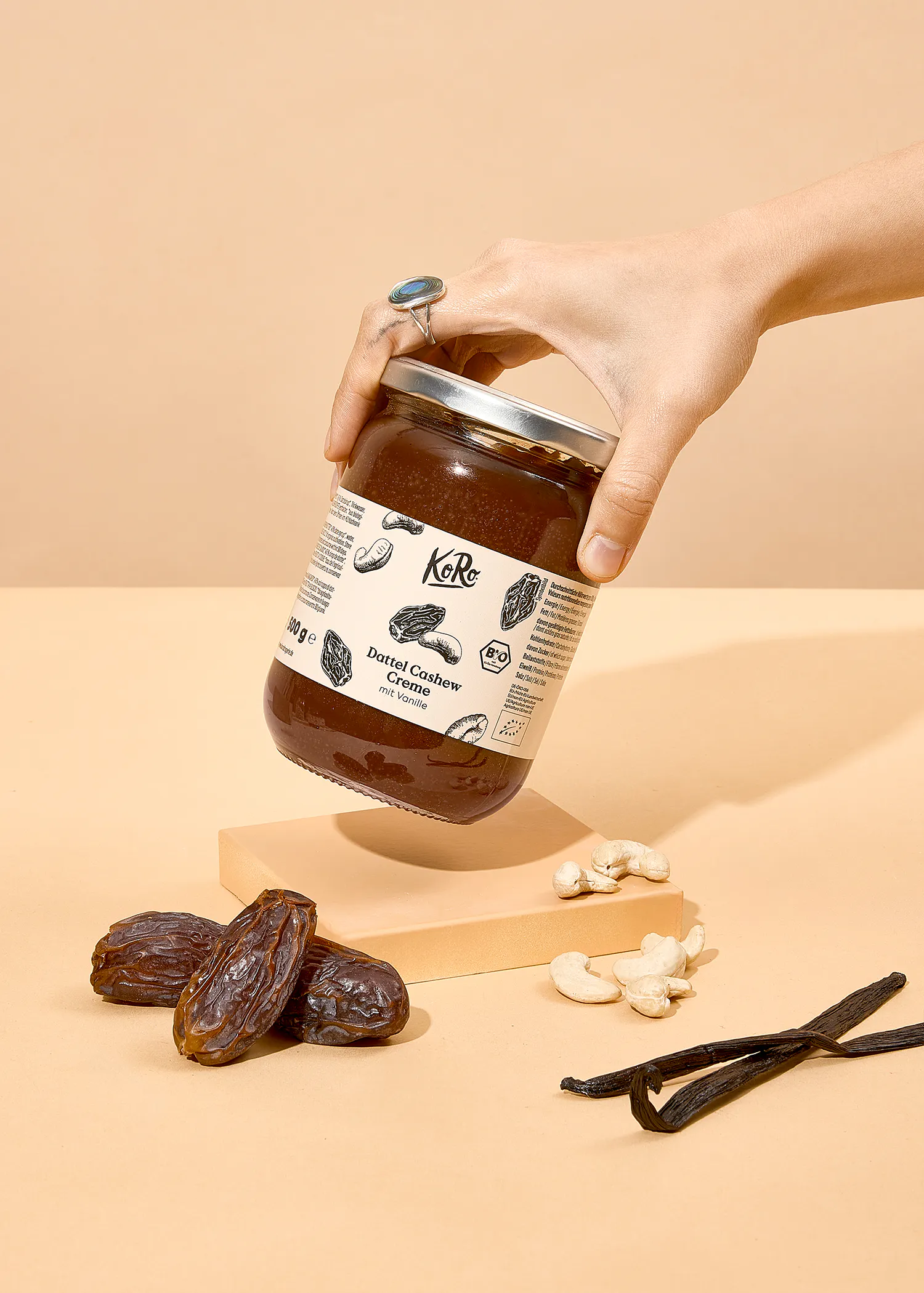 eine Person hält ein Glas Kokosnuss-Creme in der Hand