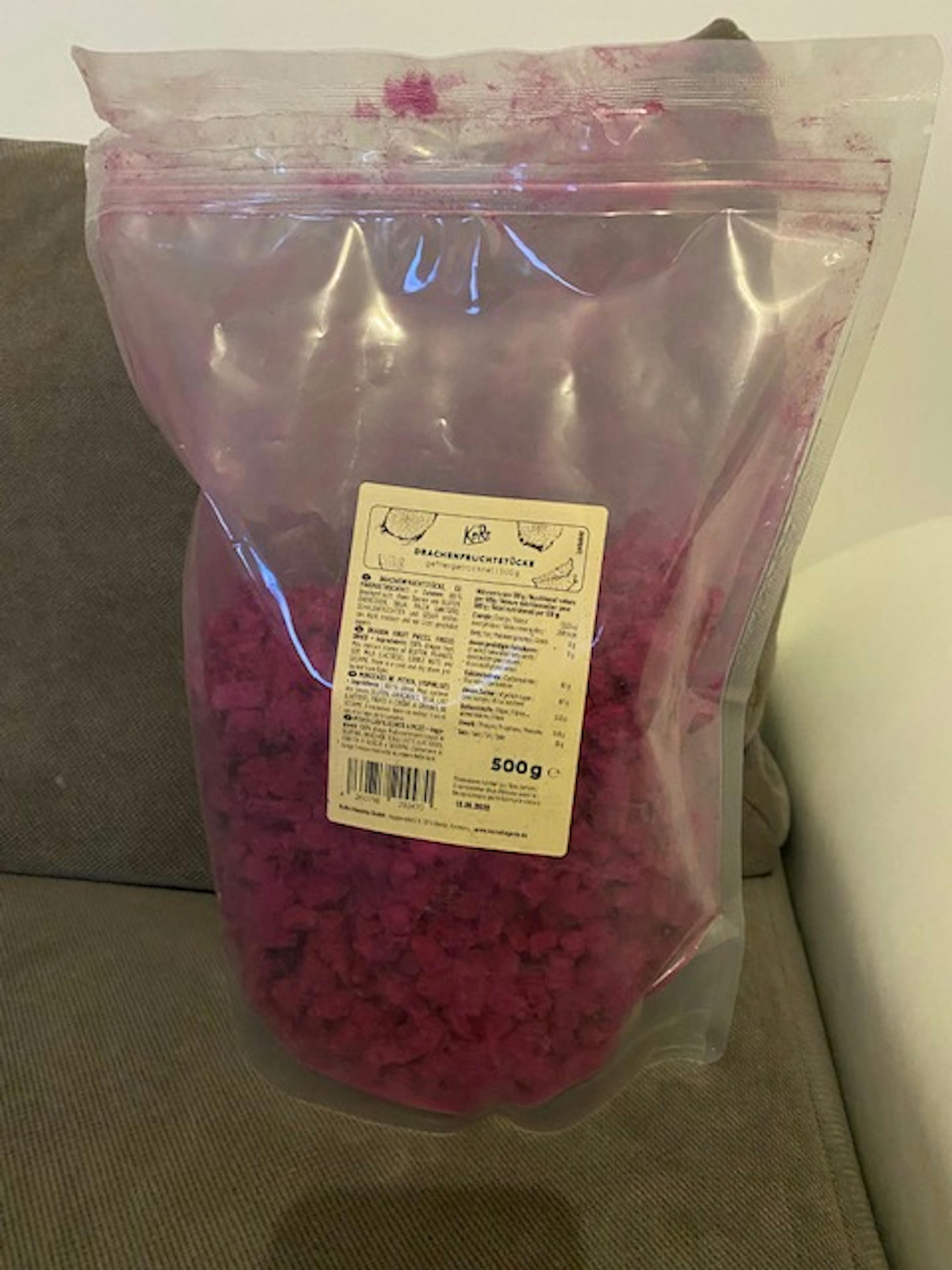 un sac en plastique rempli de blocs de construction roses