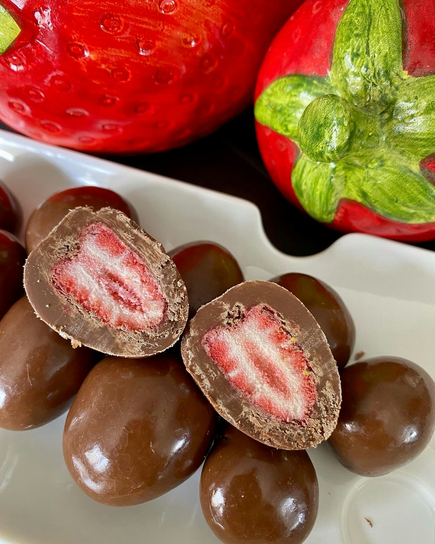 Freeze-dried strawberries in milk chocolate | KoRo Swiss