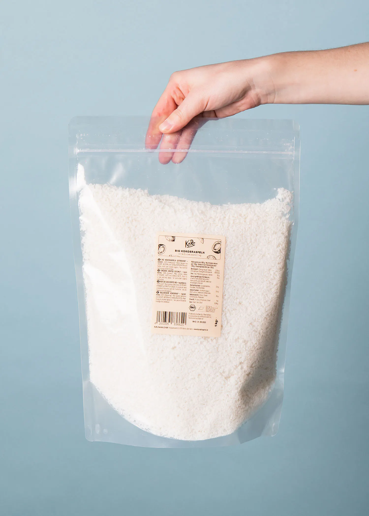 une personne tient un sac en plastique rempli d' un mélange blanc