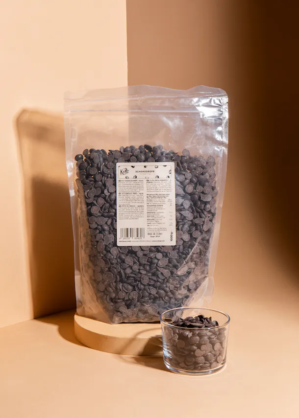 un sac de pépites de chocolat et un bol de pépites de chocolat