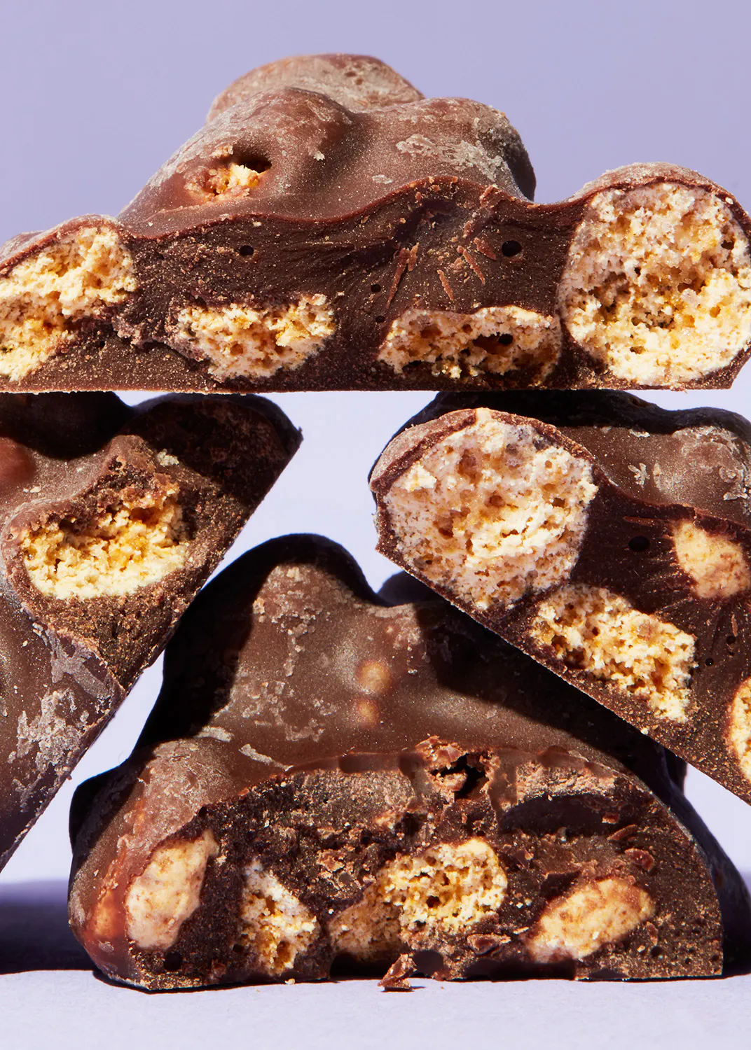 eine Nahaufnahme eines Schokoladenstücks mit Marshmallows darauf