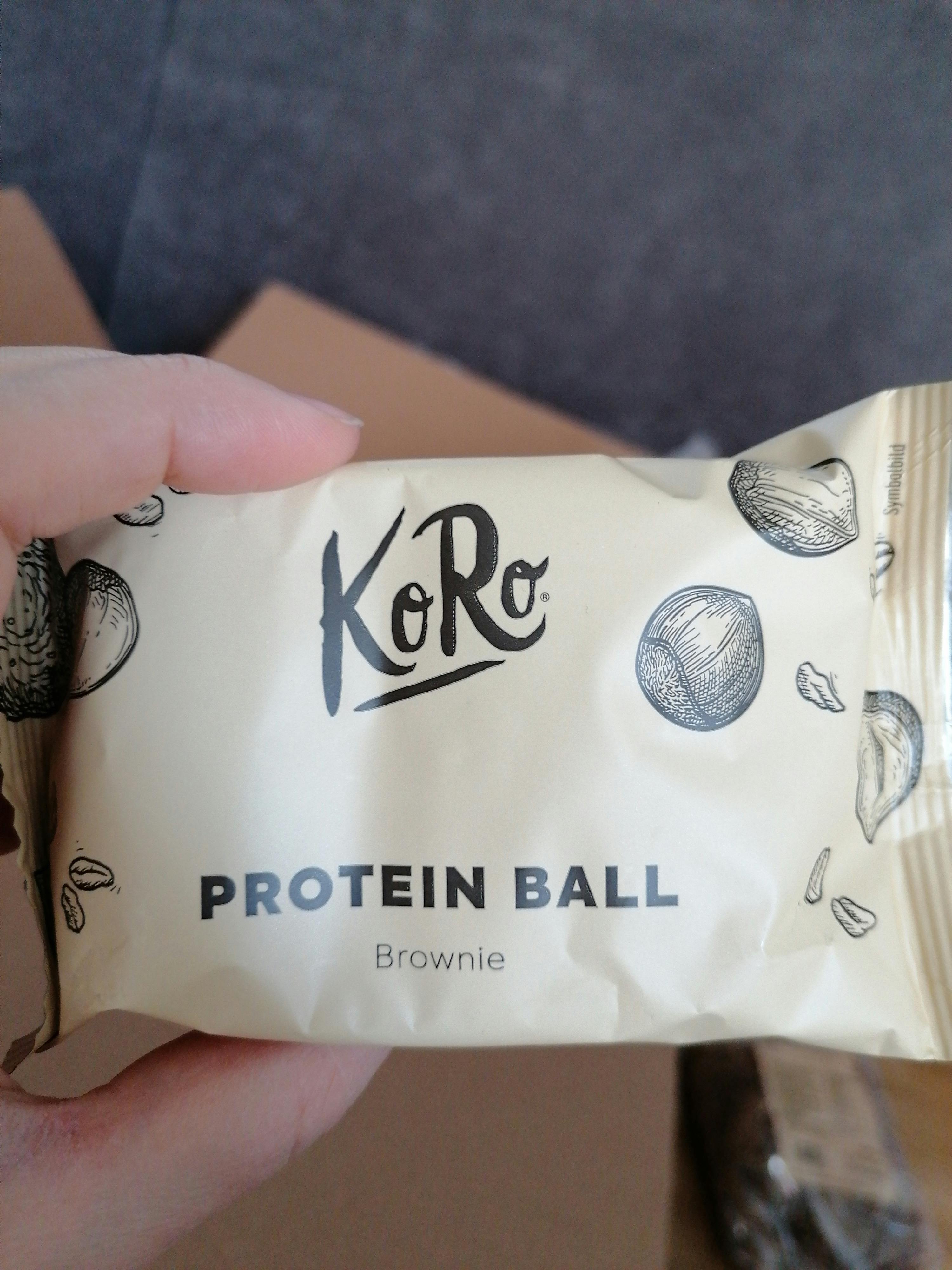 eine Person hält einen braunen proteinball in ihrer Hand