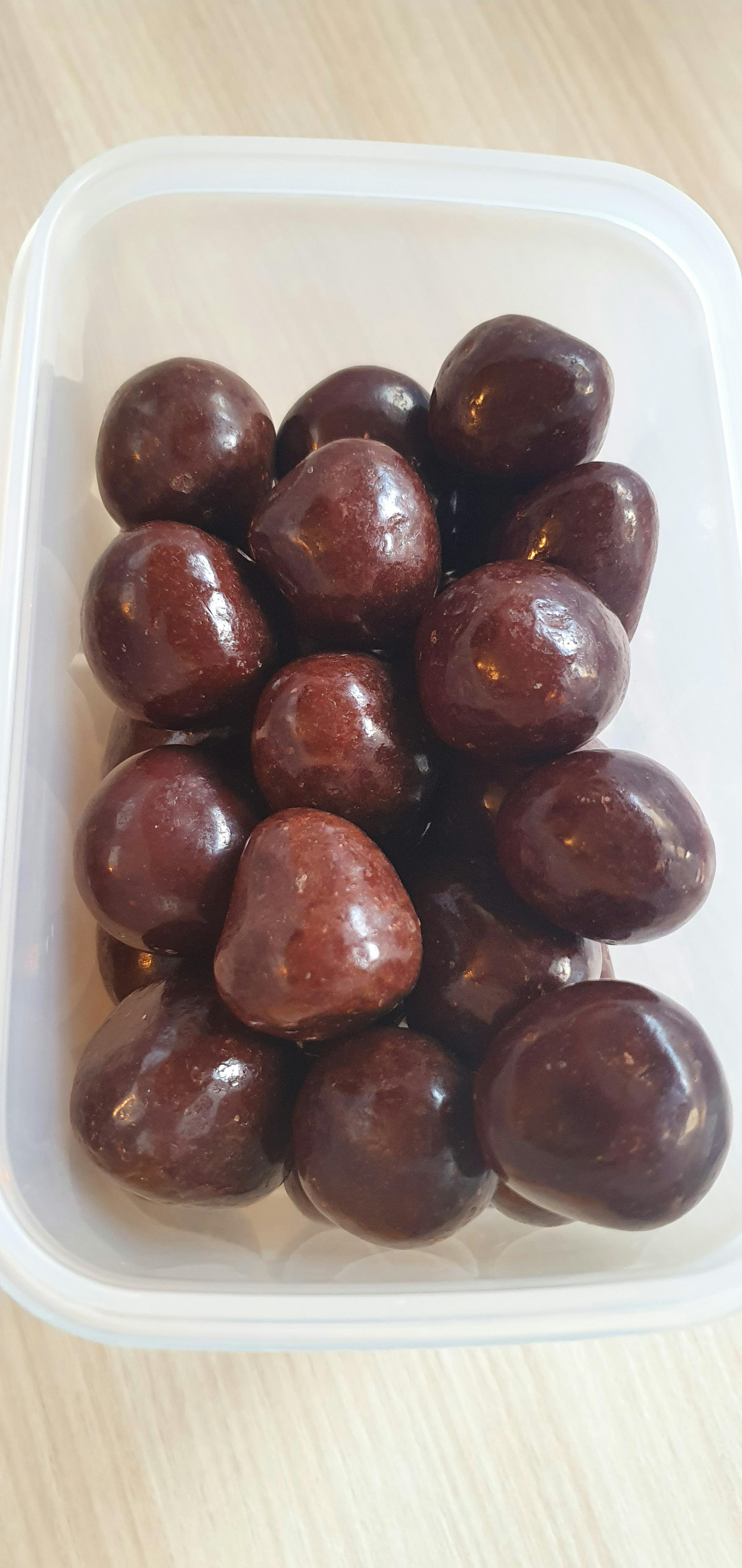 ein Plastikbehälter gefüllt mit Schokoladenüberzogenen Erdbeeren