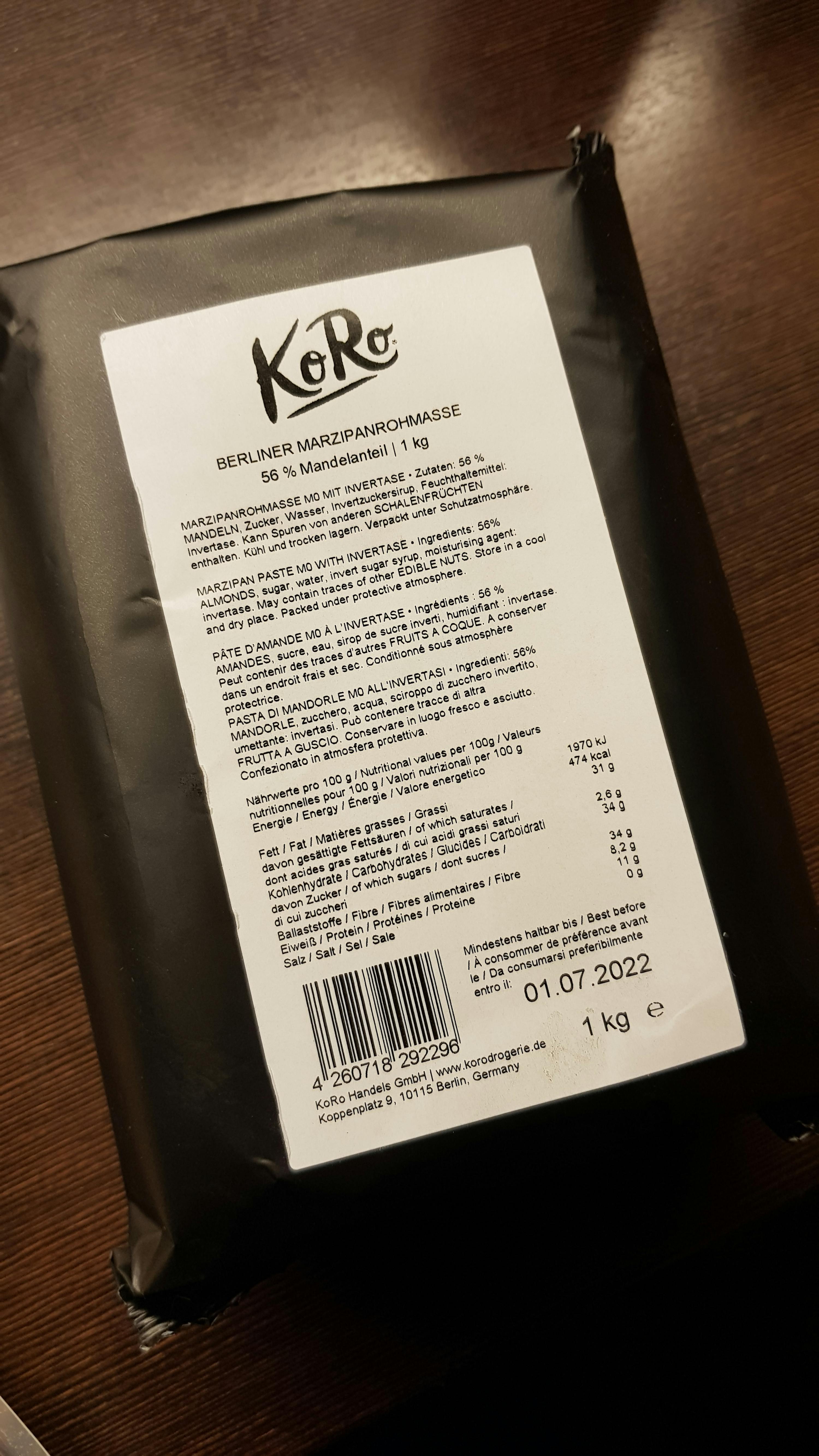 une boîte noire avec une étiquette blanche et une date de 01 07 2022