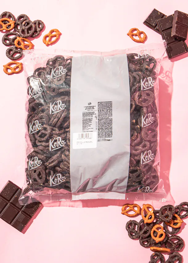 un sac de bretzels au chocolat entouré de bretzels et de chocolat