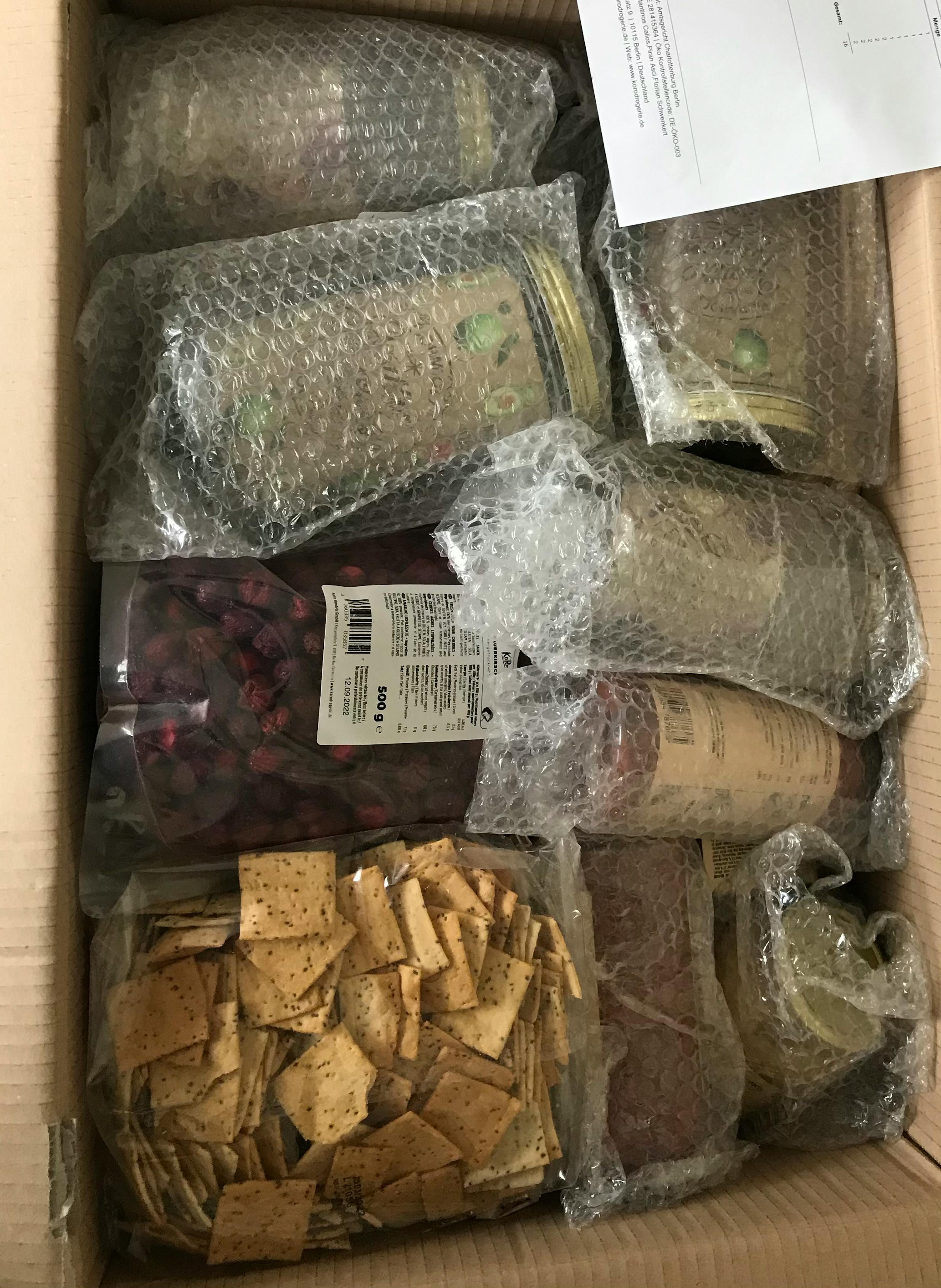 eine Schachtel mit vielen Lebensmitteln mit einer Aufkleber auf der Rückseite